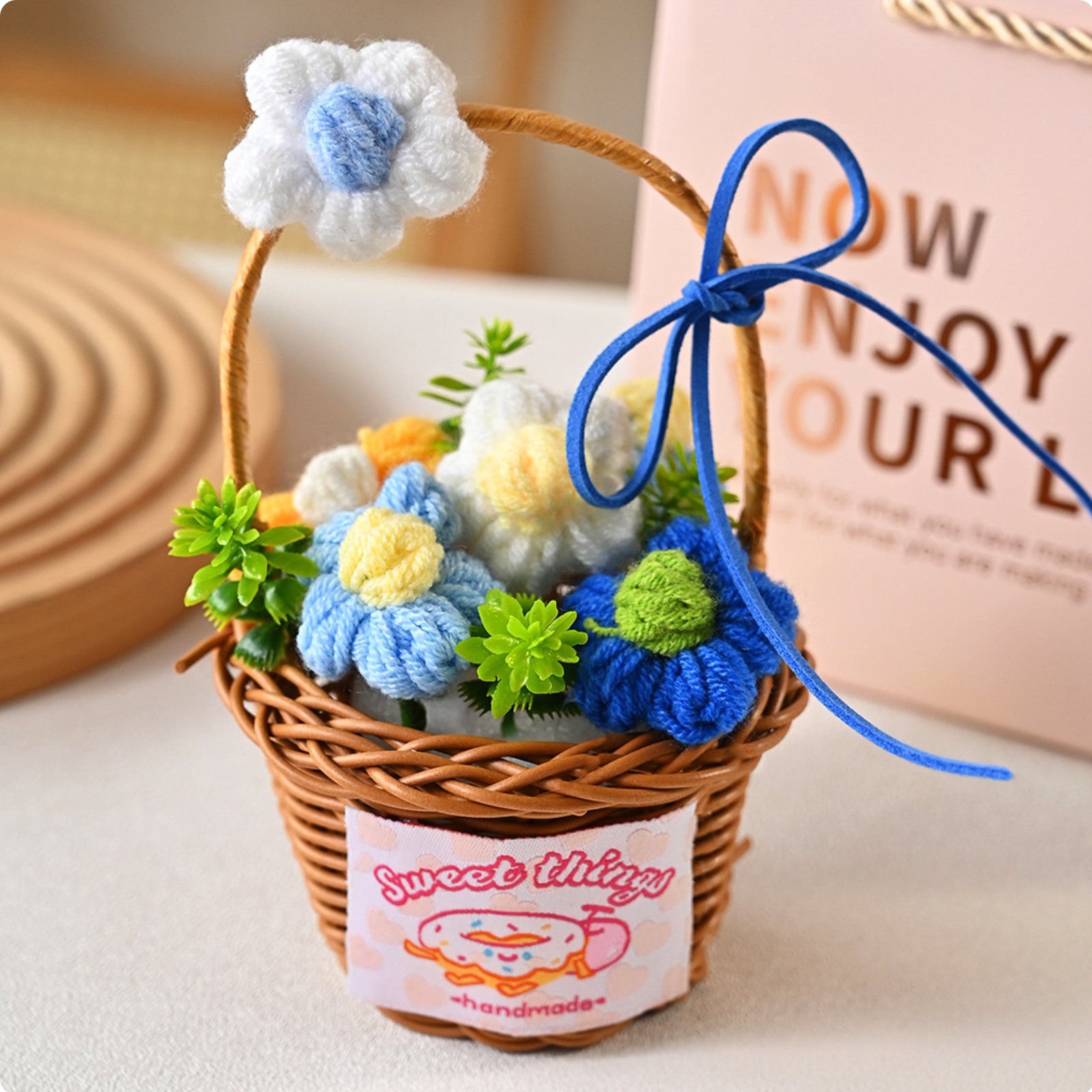 Handgemachter Wollblumen Korb handgefertigt handgestrickter Blumenstrauß