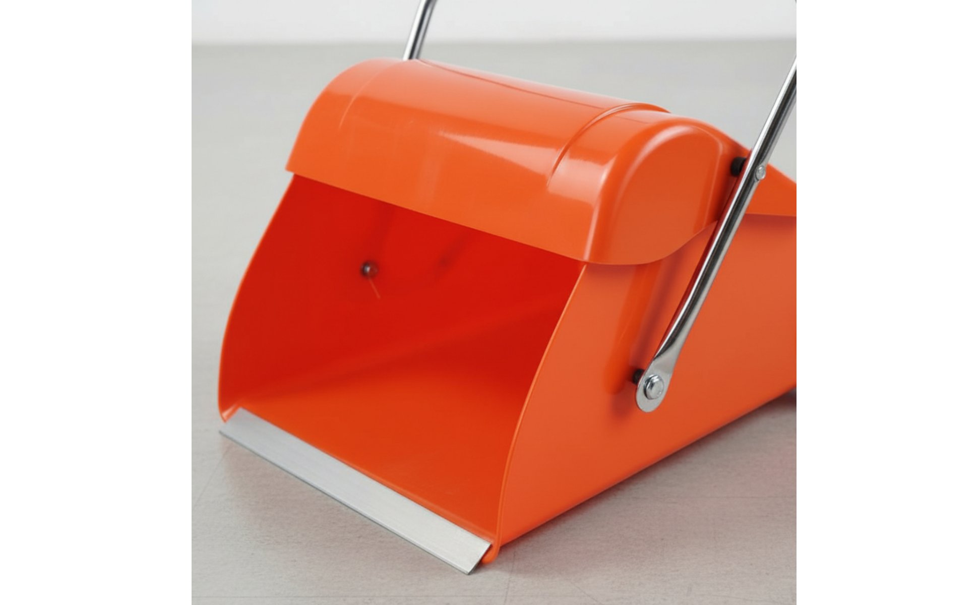 Wheeled Dustpan with Lid Sturdy Construction Long Handle Windproof Dustpan