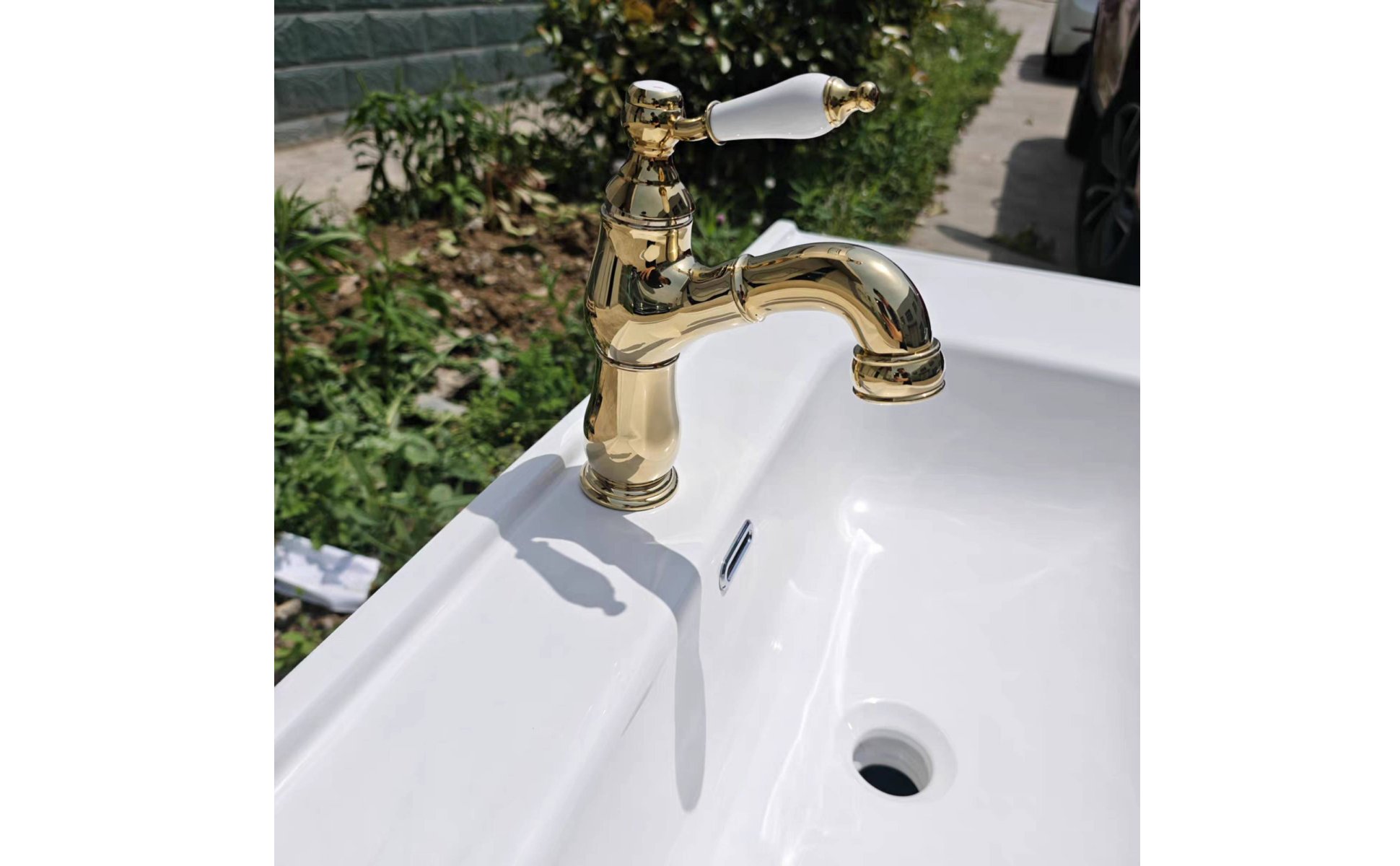 French Design Faucet with Ceramic Handle Brass Construction for Powder Room