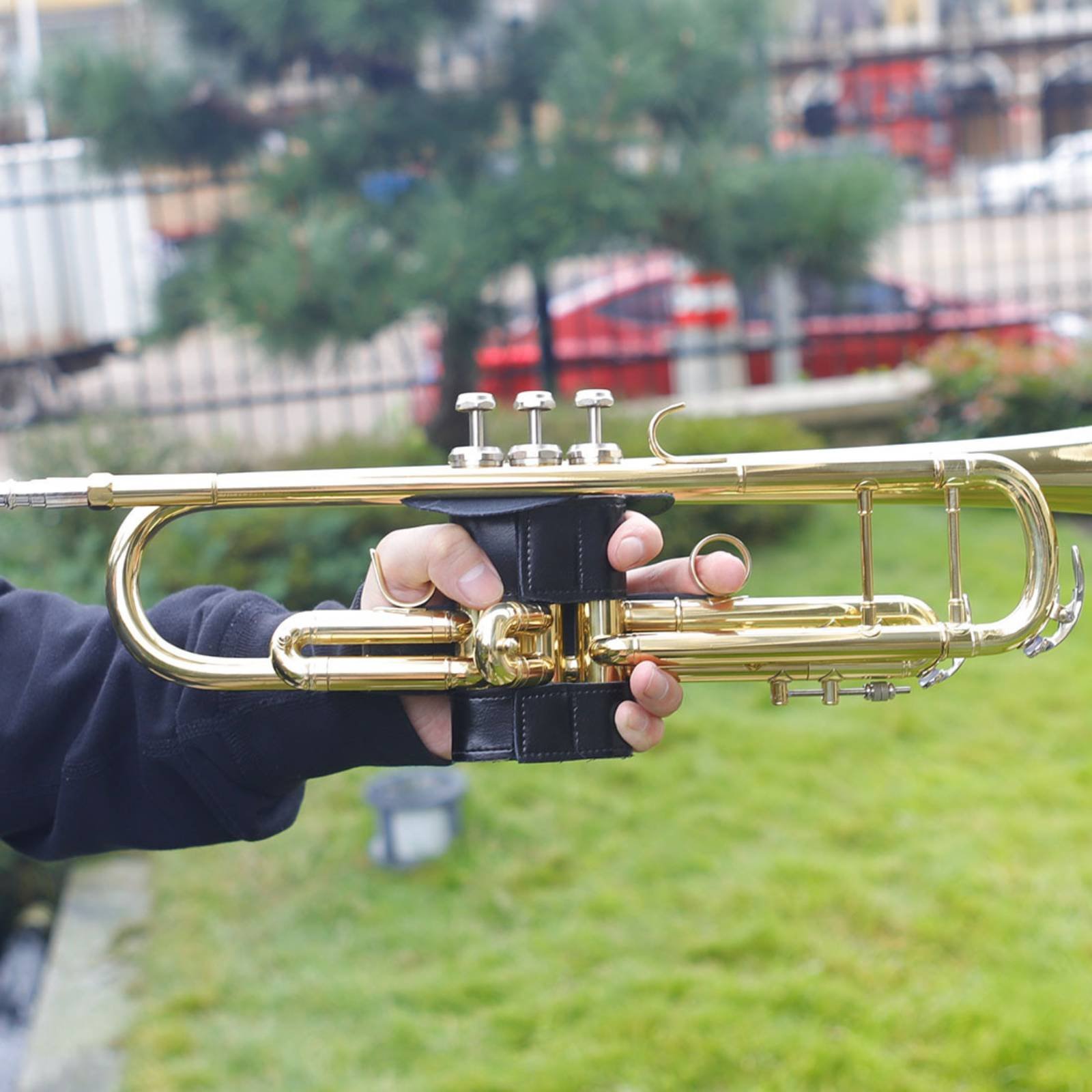Trumpet Valve Guard Ergonomic Comfort Improves Control for Gigs - Produktbild 1