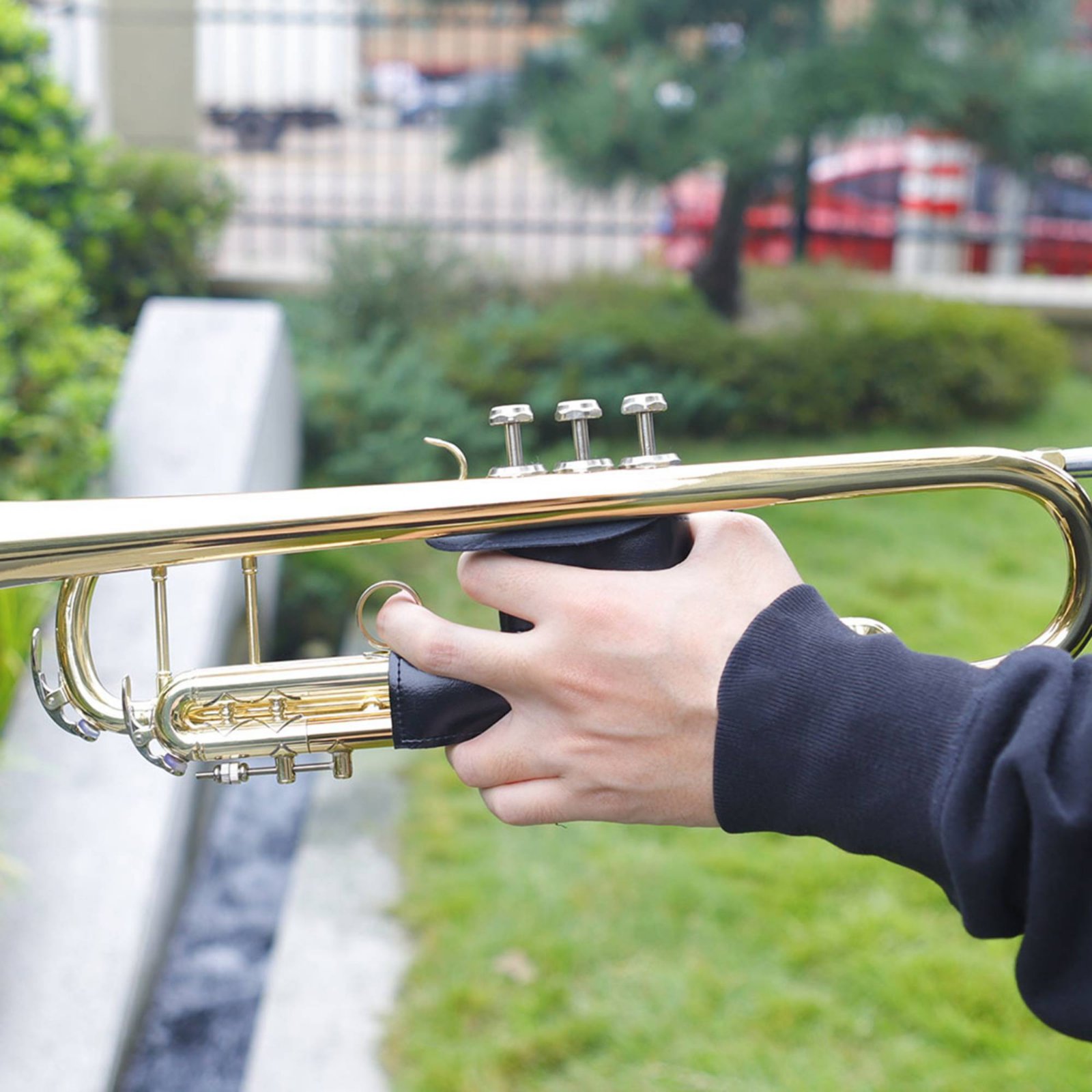 Trumpet Valve Guard Ergonomic Comfort Improves Control for Gigs - Produktbild 2