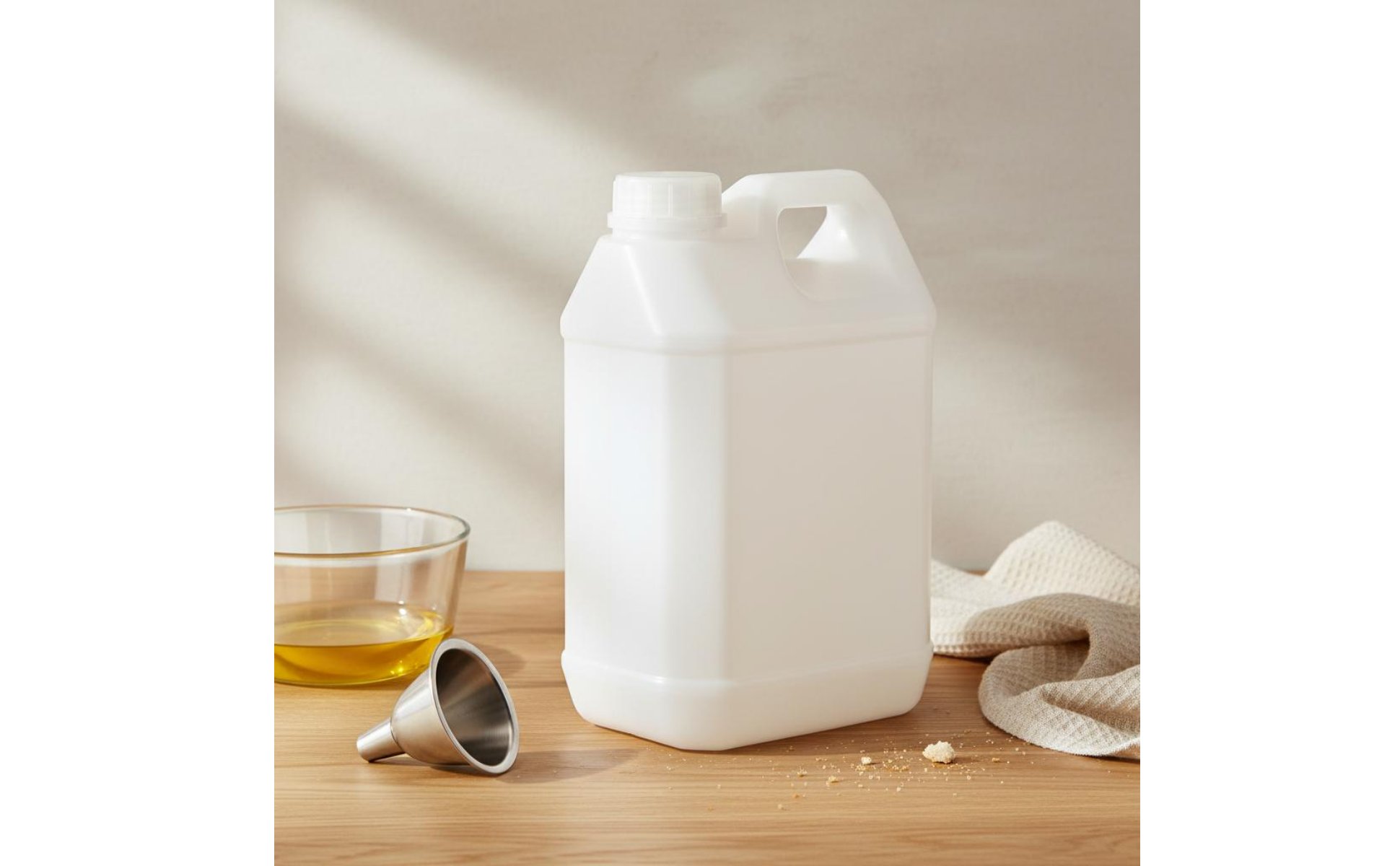 Food-Safe Plastic Jug Versatile Large Capacity Oil Bottle Leak-Resistant
