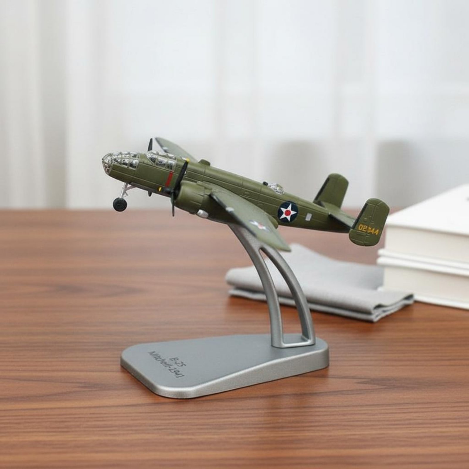 Bot 2 Scale 1:144 Scale B-25 Aircraft Collectible Item Model for Desk Decoration ...