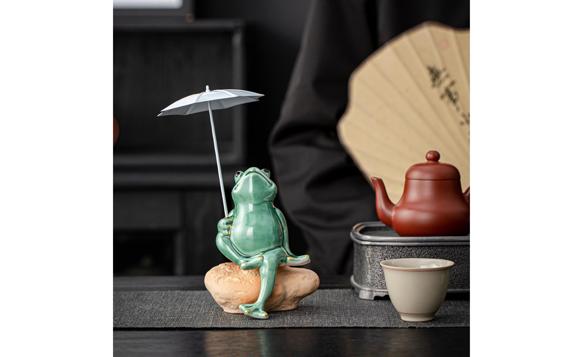 Umbrella Frog Figurine Tea Pet Frog Ornament Gift Idea for Balcony