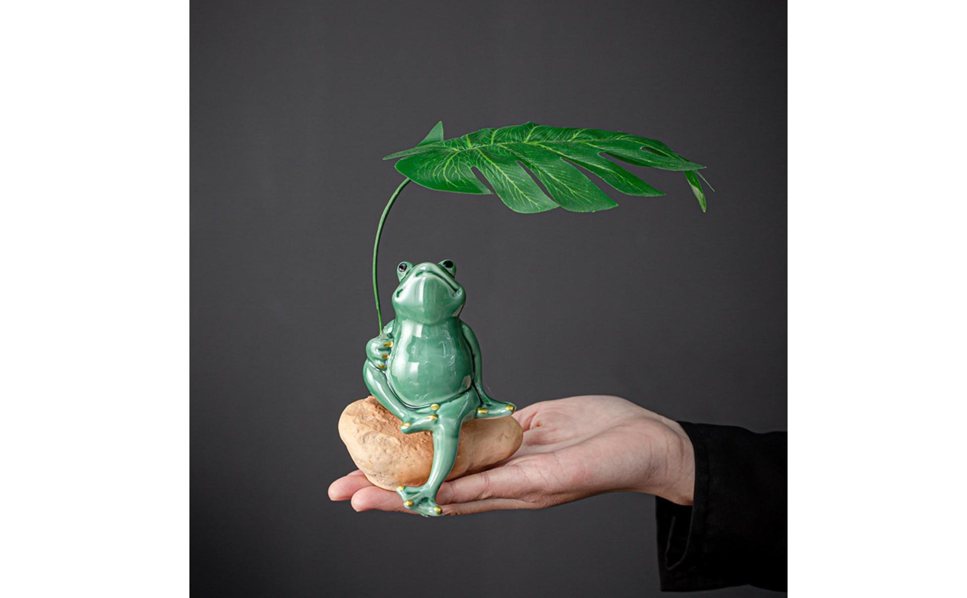 Umbrella Frog Figurine Tea Pet Frog Ornament Gift Idea for Balcony