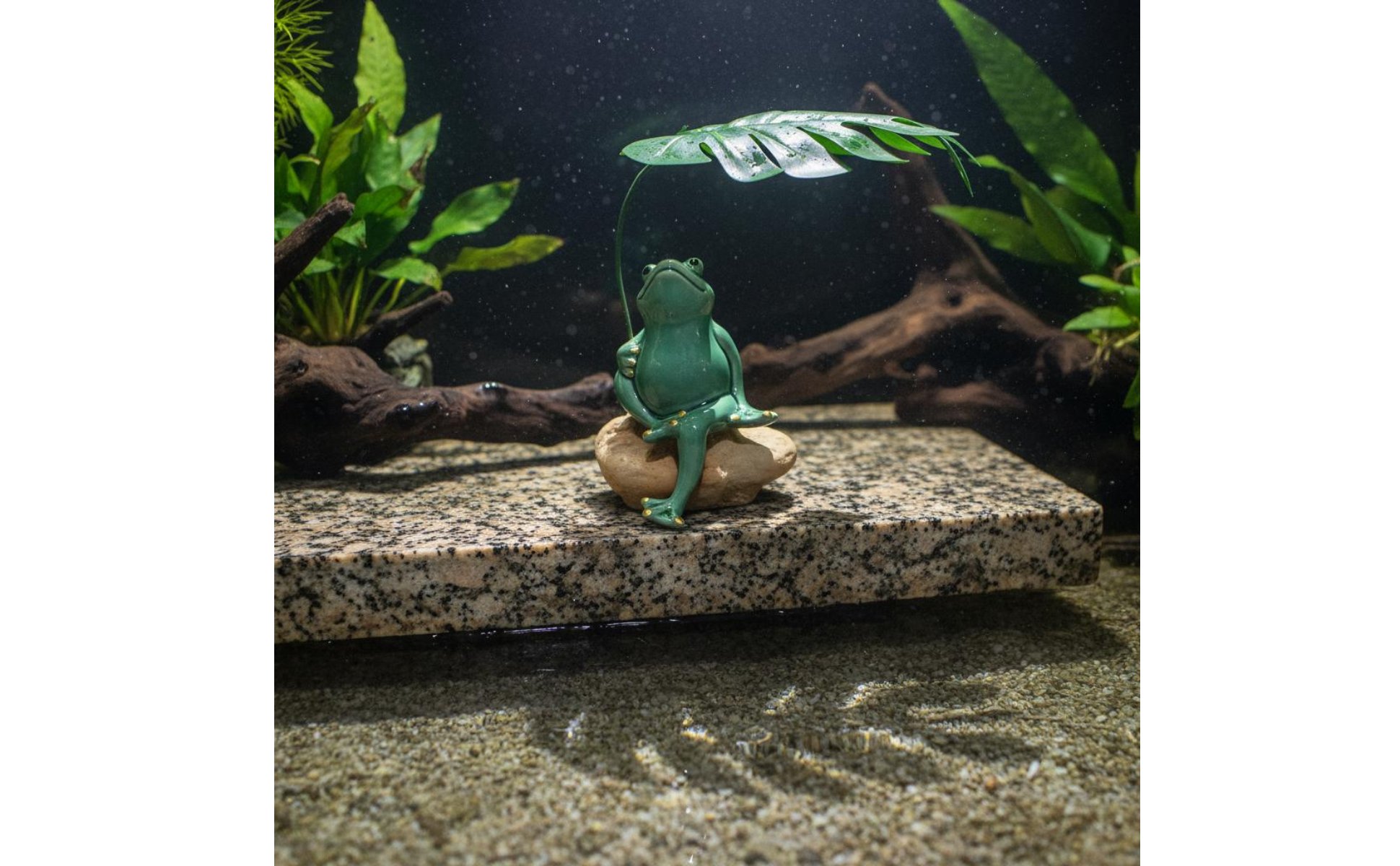 Umbrella Frog Figurine Tea Pet Frog Ornament Gift Idea for Balcony