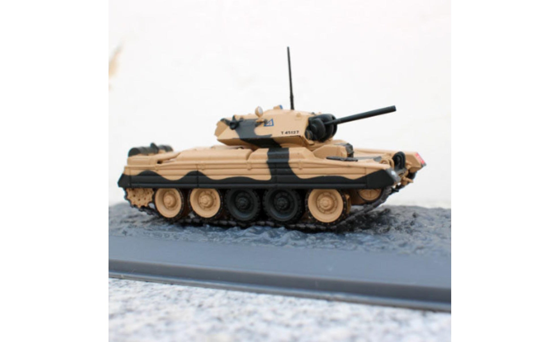 Crusader II Armored Vehicle Model Realistic Design 1:72 Armored Vehicle Model Detailed Craftsmanship Collectible Toy for Collectors, Hobby Fans, Display Shelf