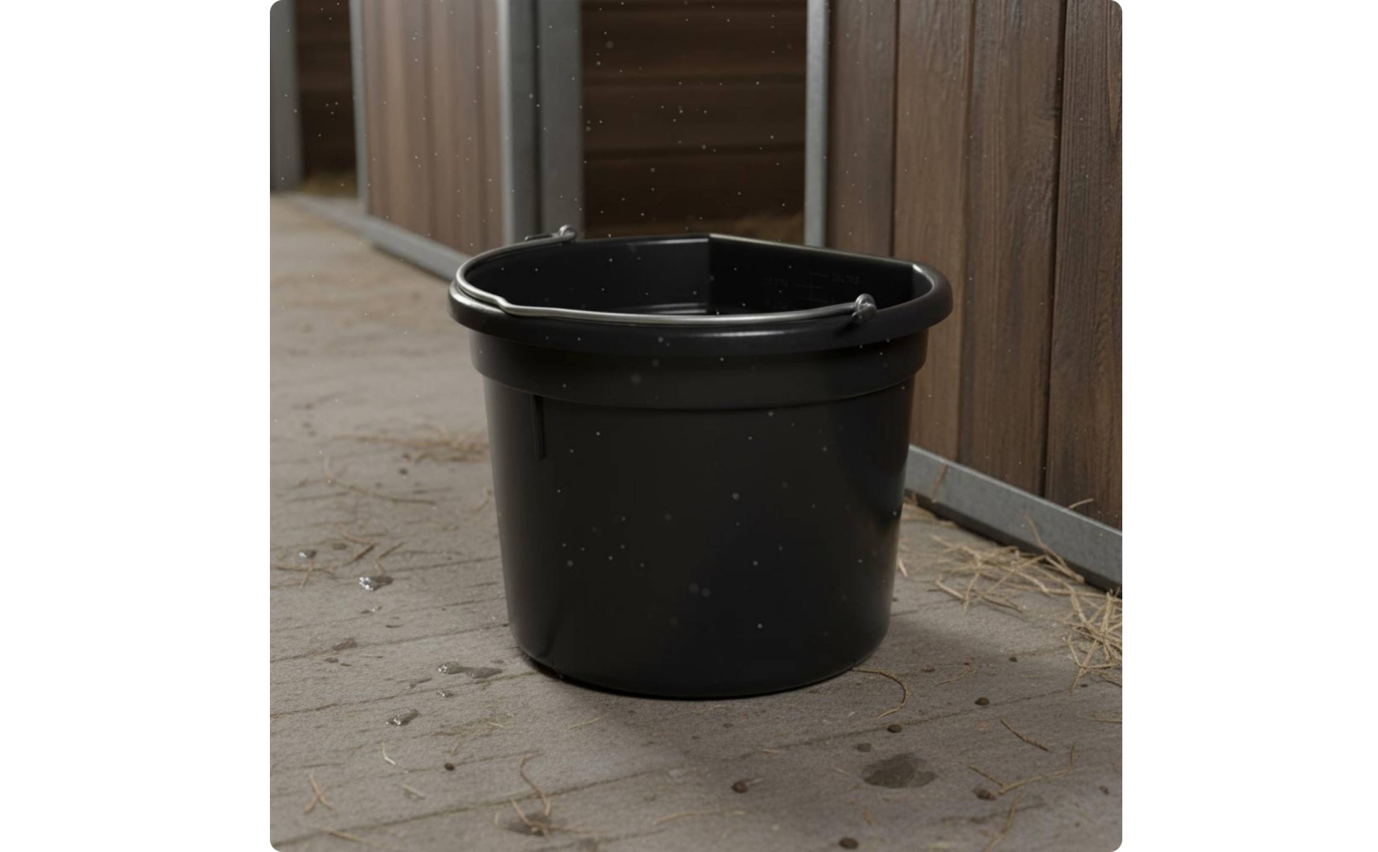 Flat Back Feed Pail Metal Handle Horse Water Pail Heavy Duty for Stable