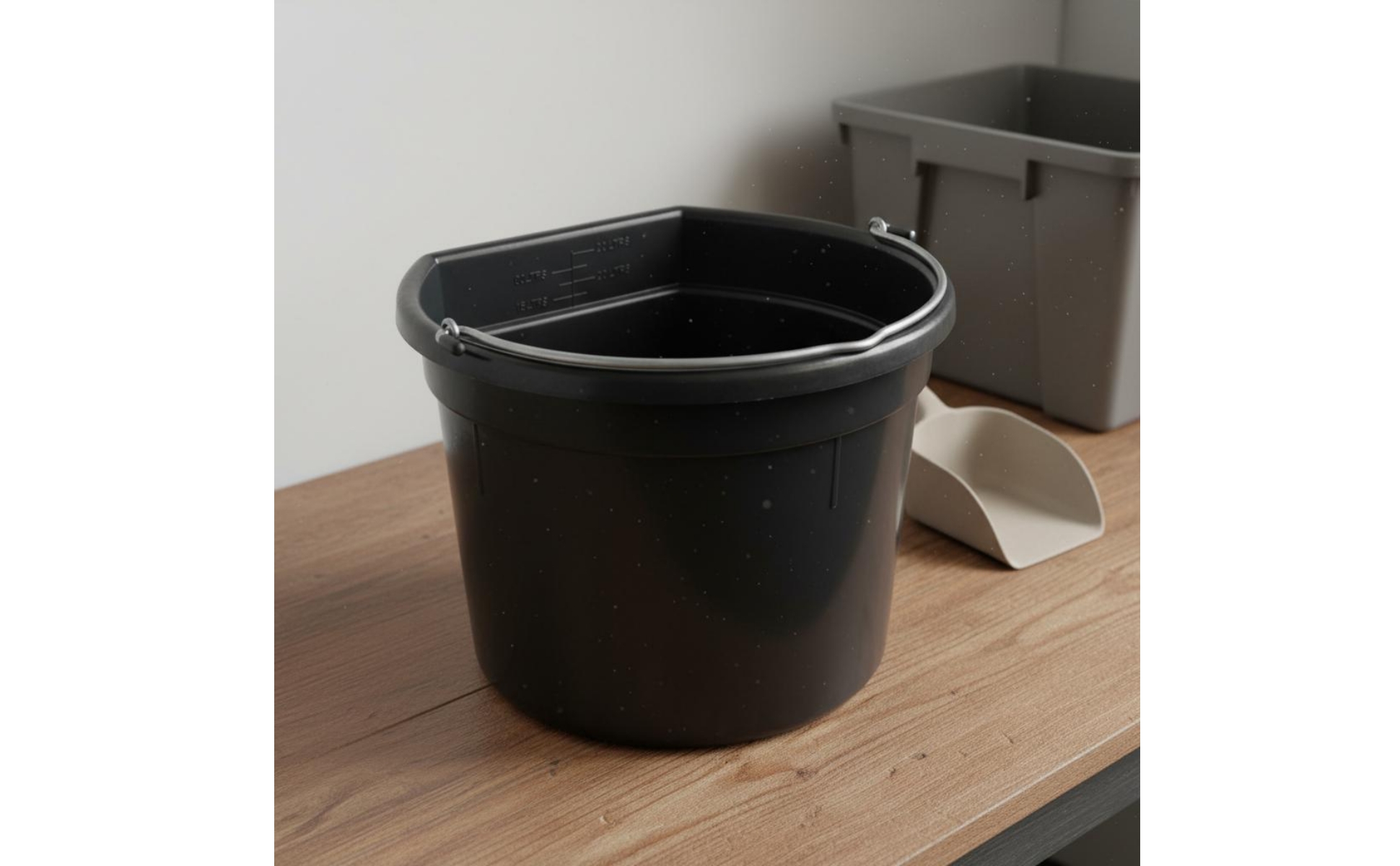 Flat Back Feed Pail Metal Handle Horse Water Pail Heavy Duty for Stable