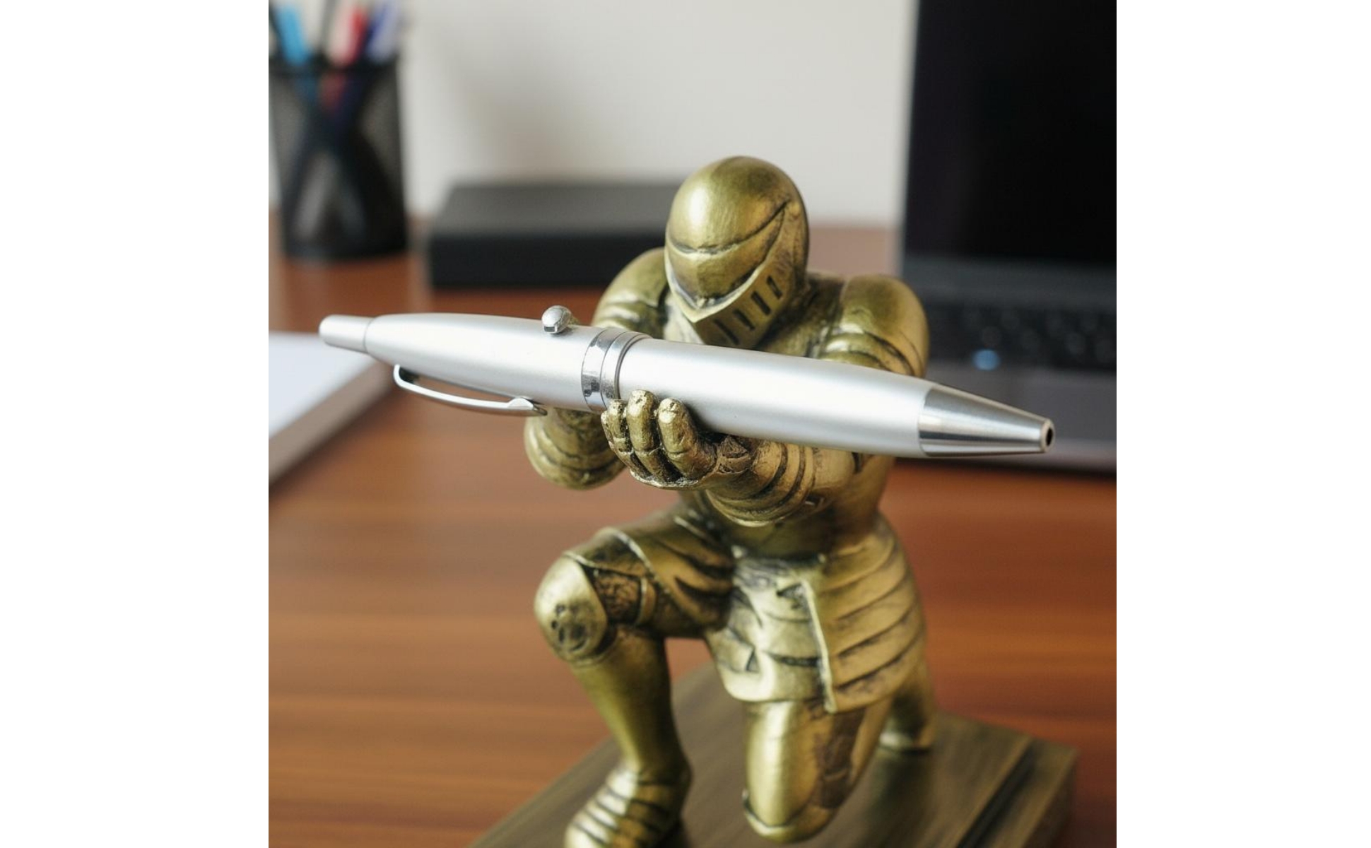 Knieender Ritter Stiftehalter aus Kunstharz Ritter-Stiftehalter Hohl für Büro
