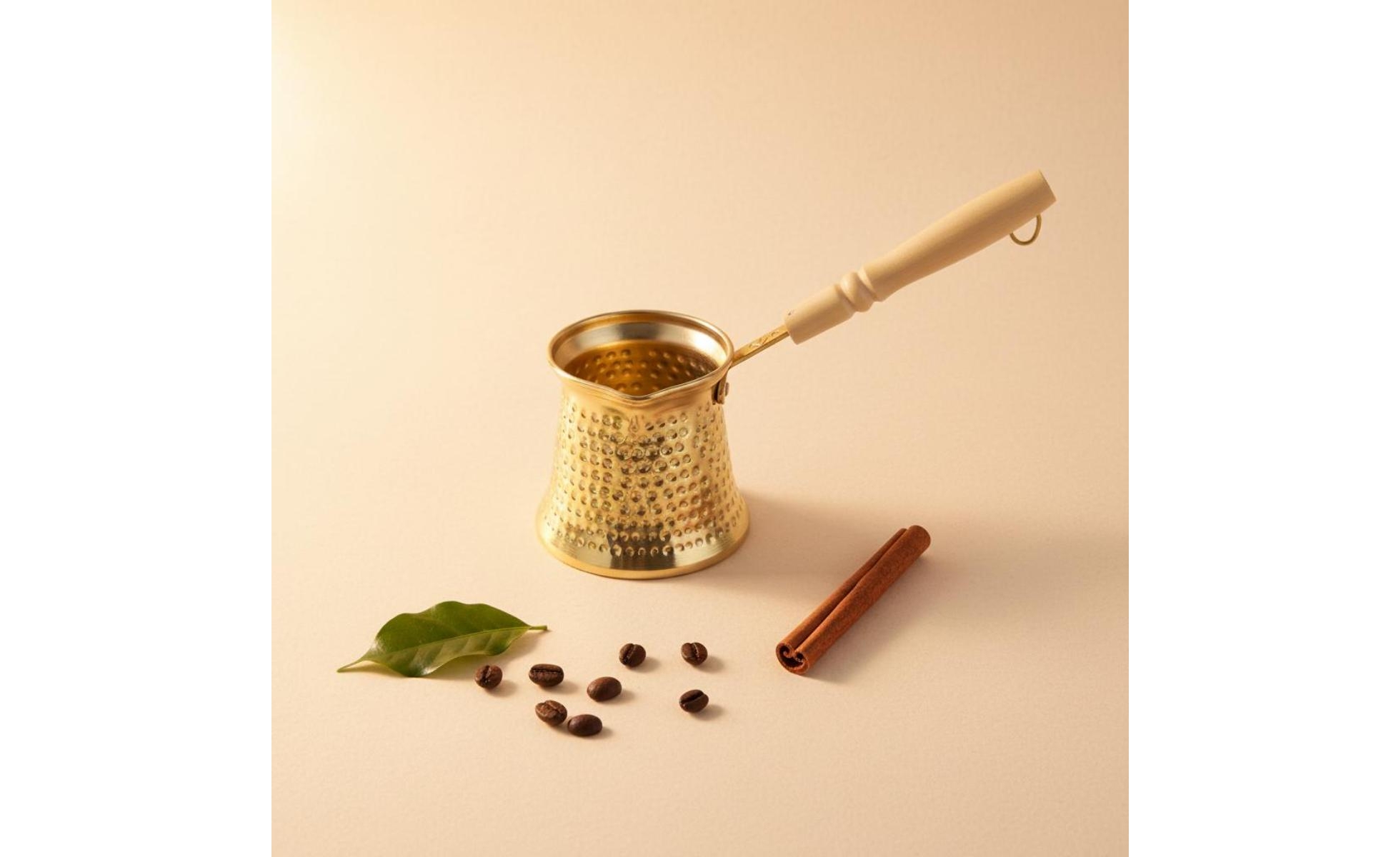 Ibrik mit Holzgriff gehämmert Türkische Kaffeekanne Konische Form