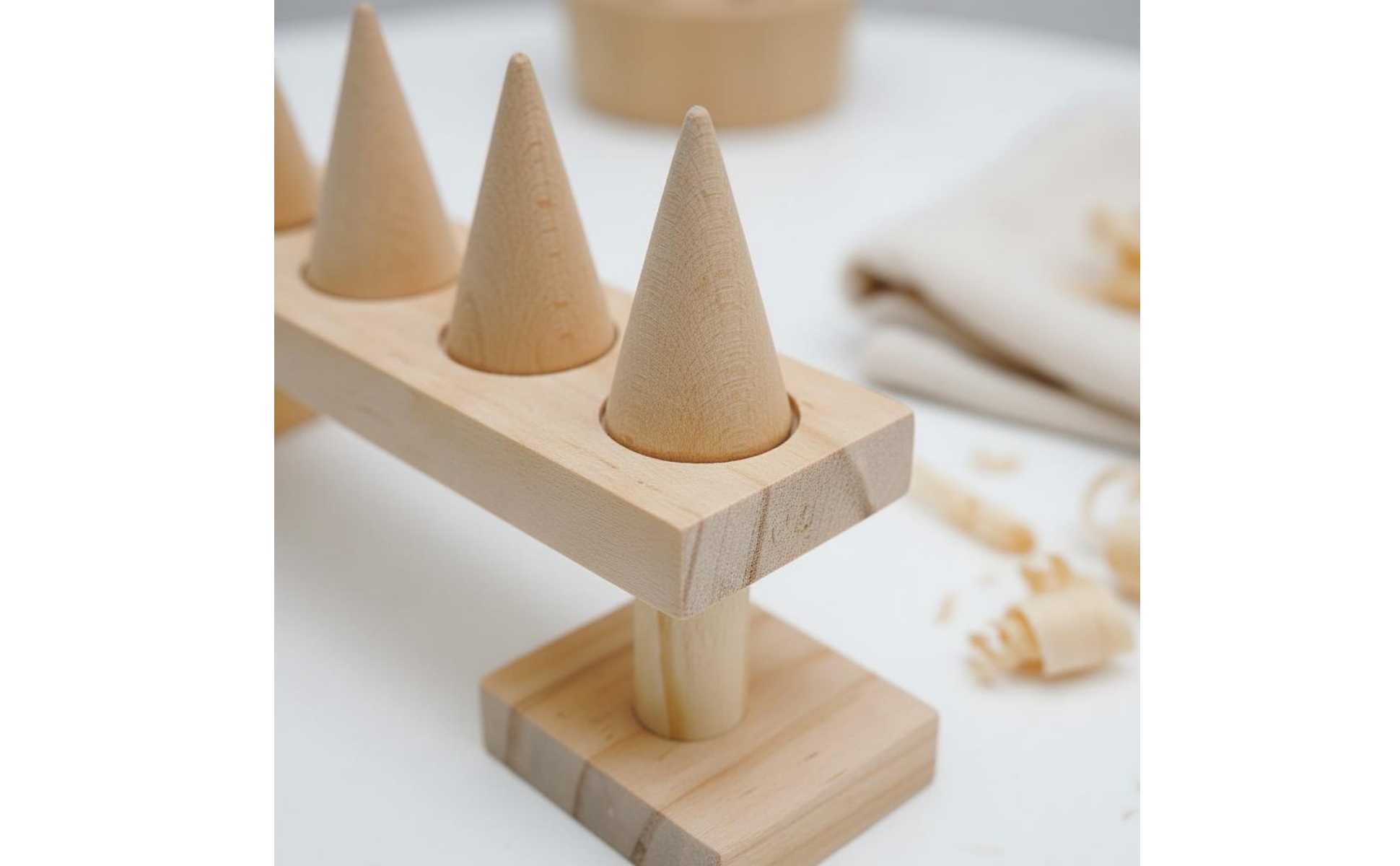 Holzkegel-Ringständer minimalistisch Kegel-Ringdisplay aus Holz für Live-Verkauf