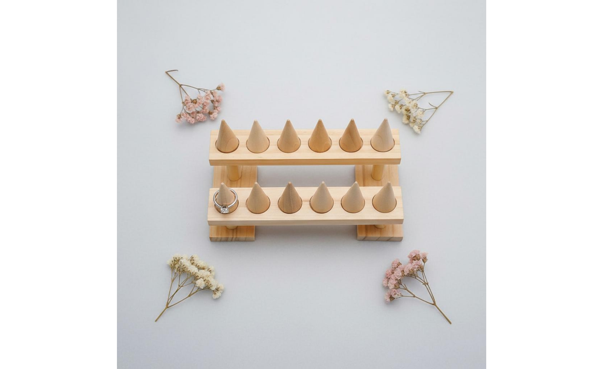 Holzkegel-Ringständer minimalistisch Kegel-Ringdisplay aus Holz für Live-Verkauf