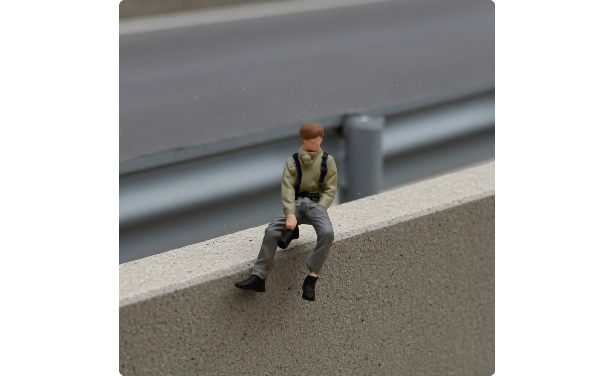 Photo-Taking Resin Figure Realistic Pose Seated Photographer Figurine
