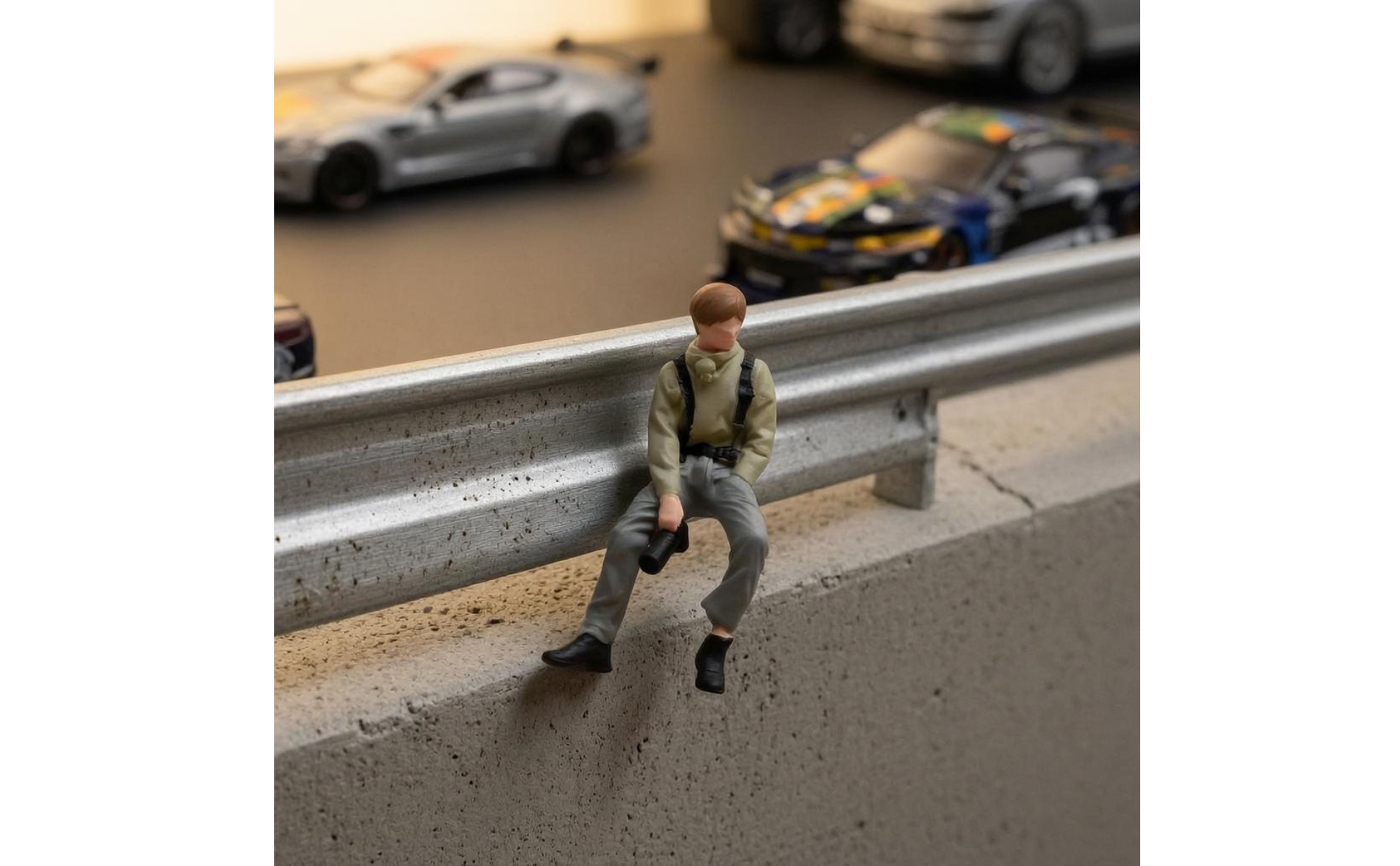 Photo-Taking Resin Figure Realistic Pose Seated Photographer Figurine