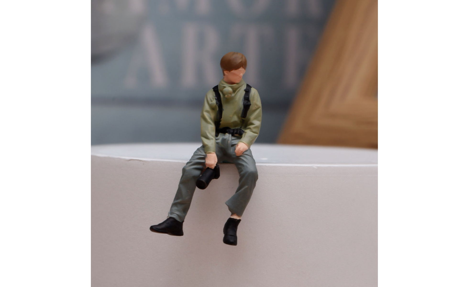 Photo-Taking Resin Figure Realistic Pose Seated Photographer Figurine
