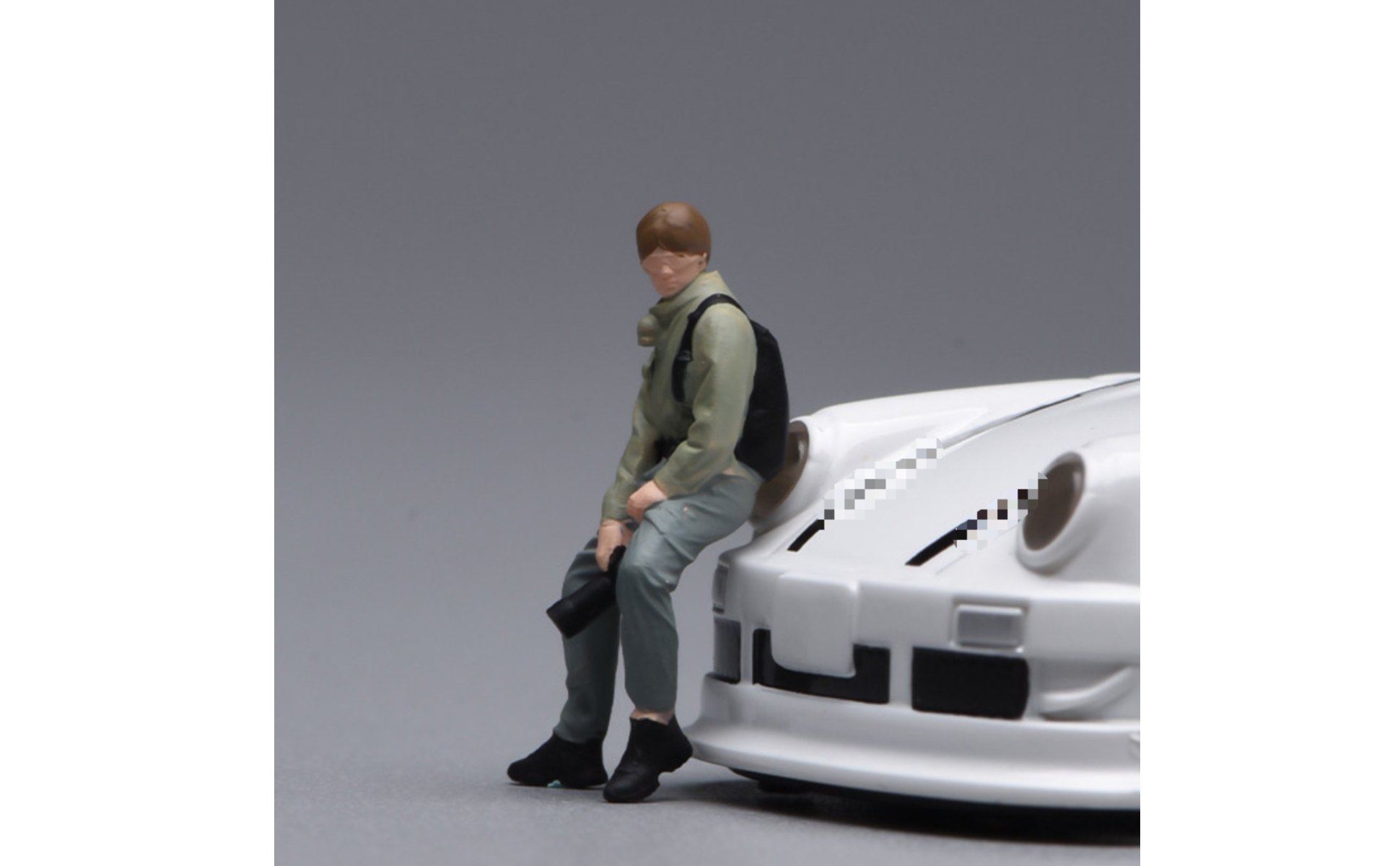 Photo-Taking Resin Figure Realistic Pose Seated Photographer Figurine