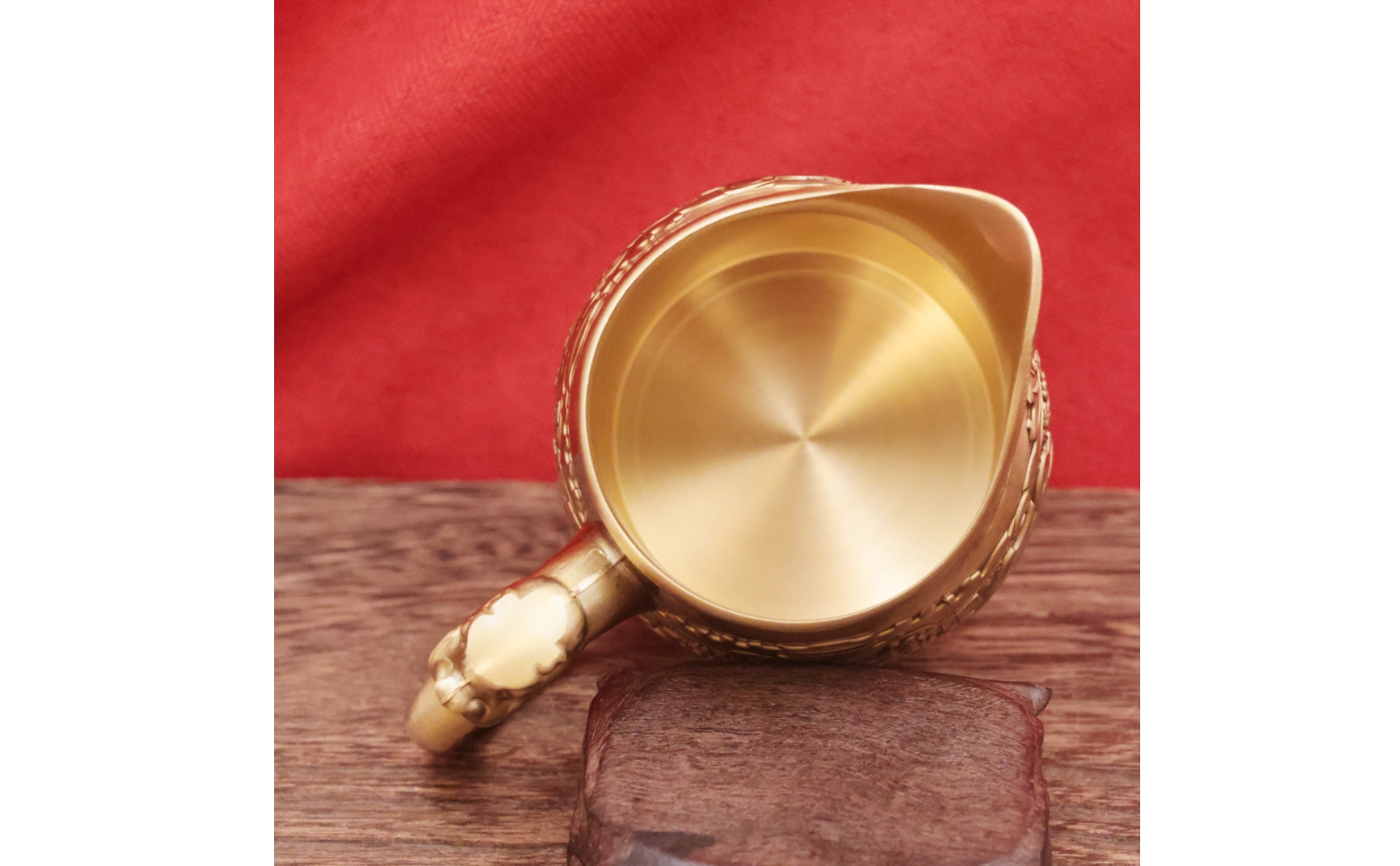 Teegießkanne Antikgold Becher mit Ausguss geprägtes Relief
