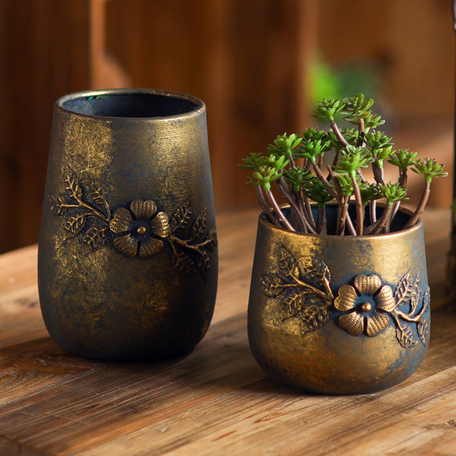 Vintage Embossed Metal Planter Vine Relief Rustic Flower Container Iron - Produktbild 1