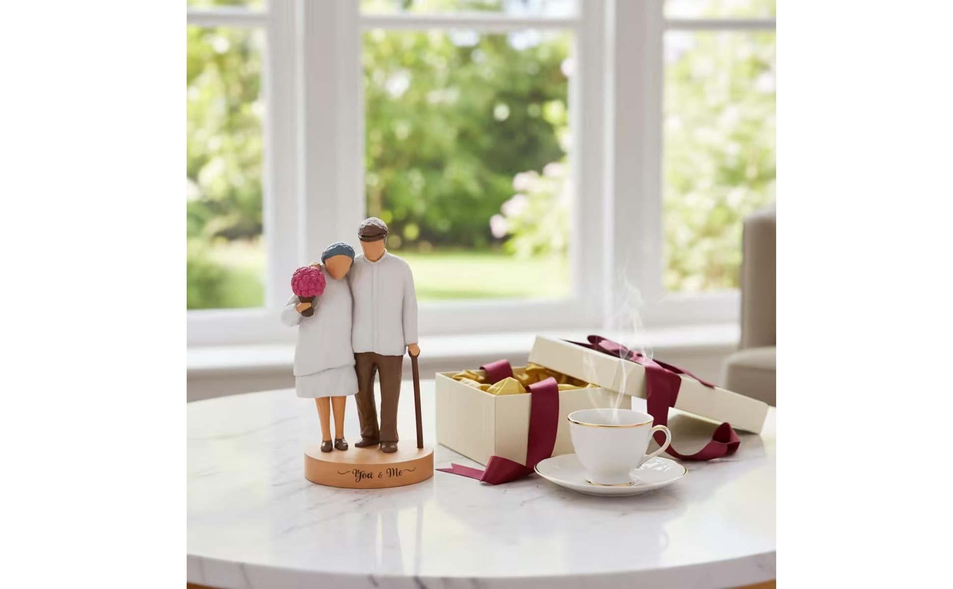 Elderly Couple Figurine Resin Faceless Carved Figurine Textured for Home Decor