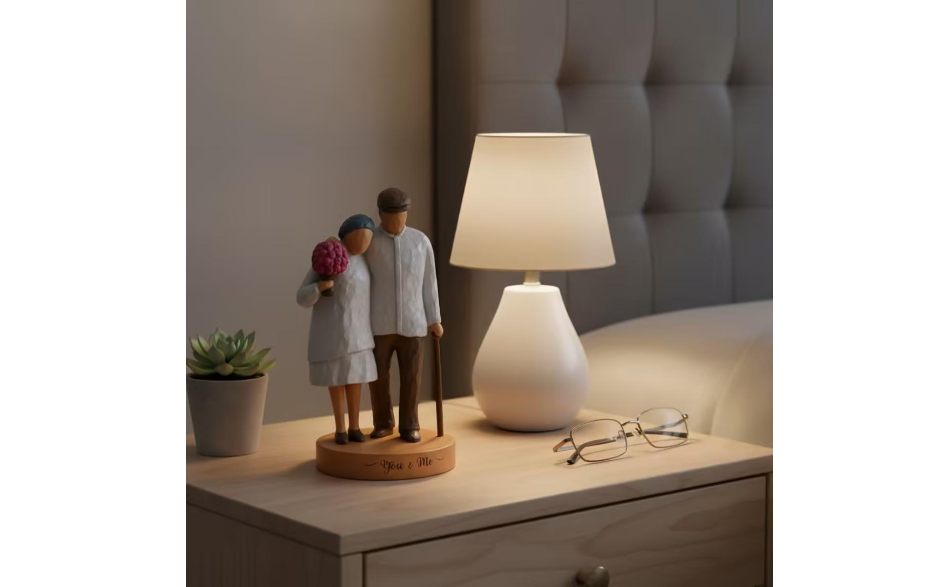 Elderly Couple Figurine Resin Faceless Carved Figurine Textured for Home Decor