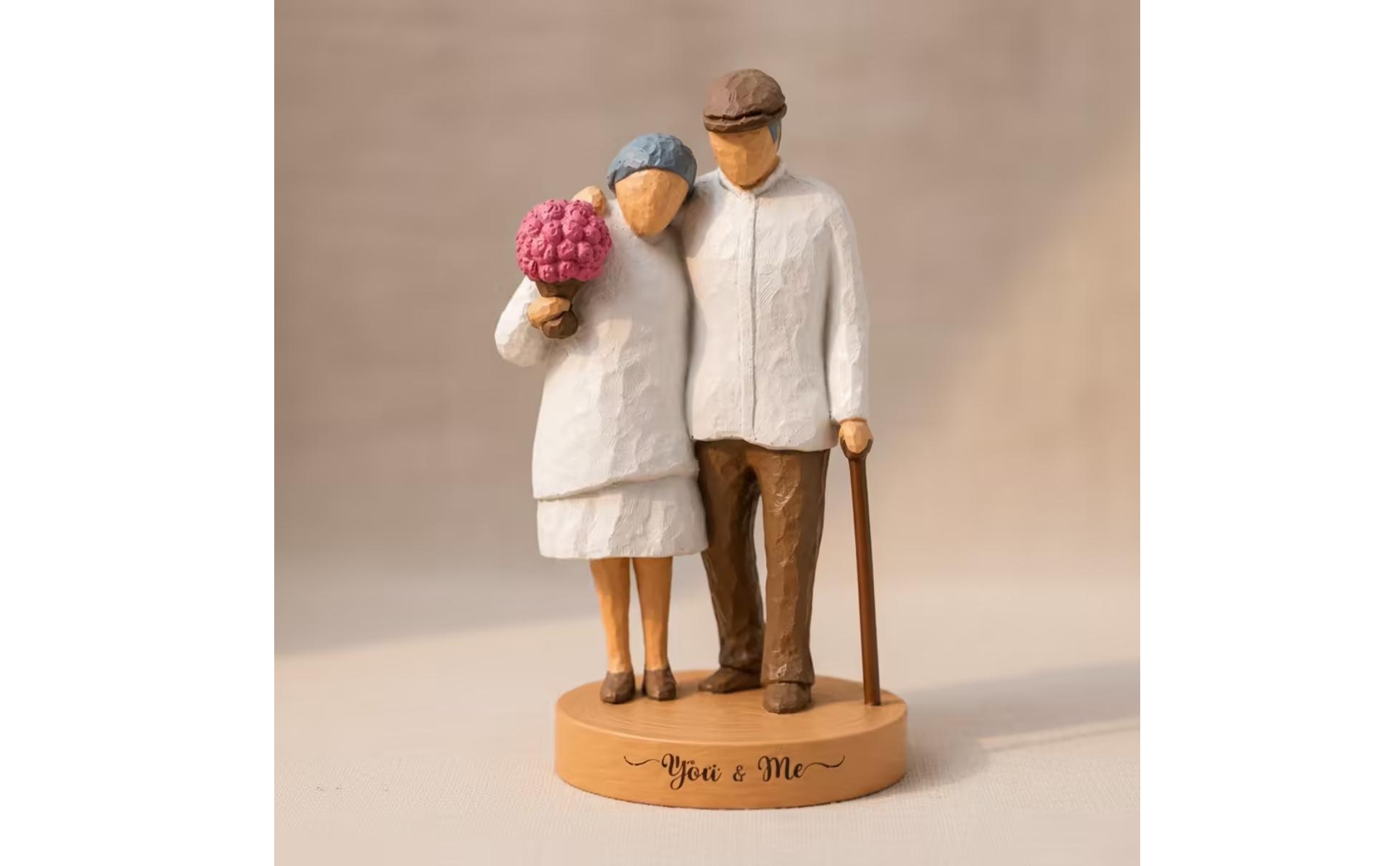 Elderly Couple Figurine Resin Faceless Carved Figurine Textured for Home Decor