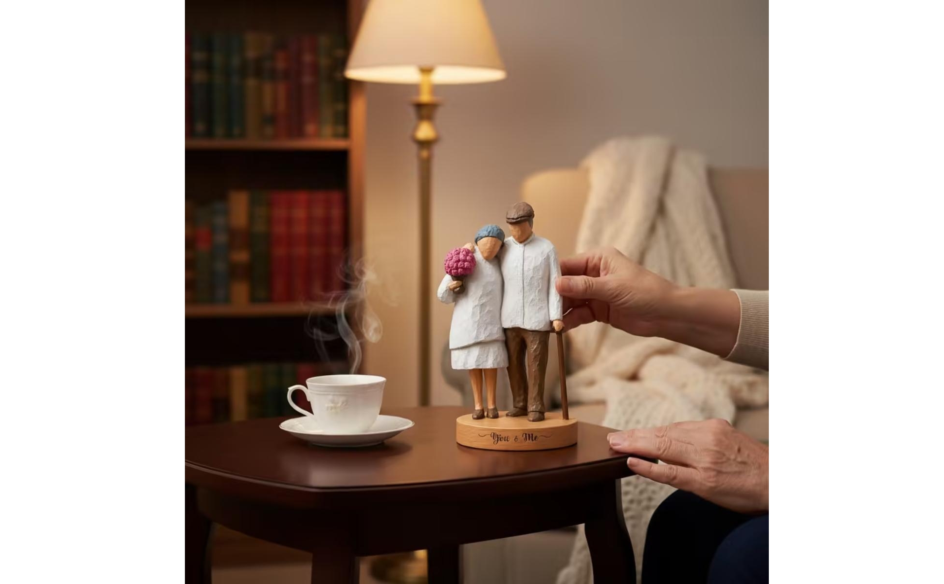 Elderly Couple Figurine Resin Faceless Carved Figurine Textured for Home Decor