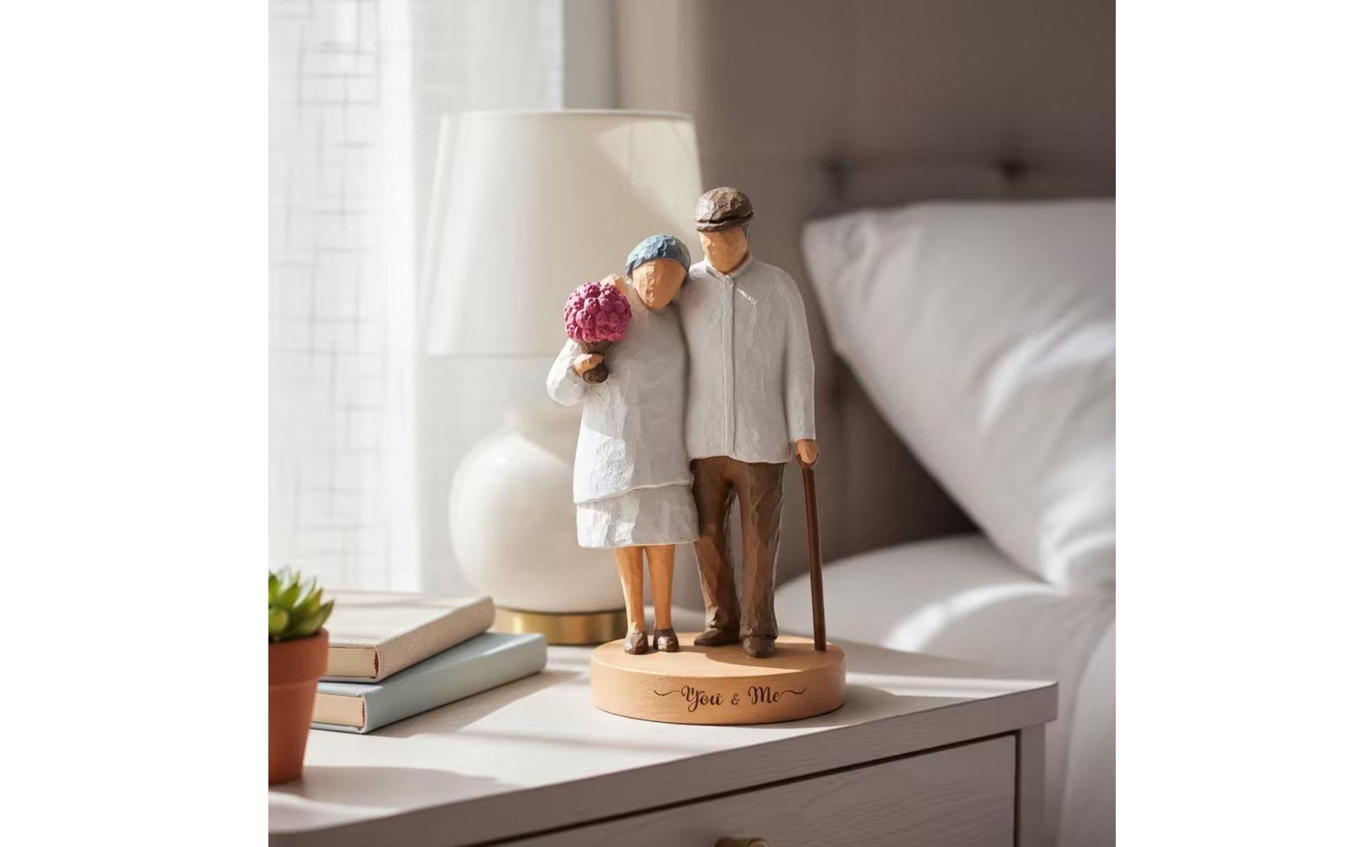 Elderly Couple Figurine Resin Faceless Carved Figurine Textured for Home Decor