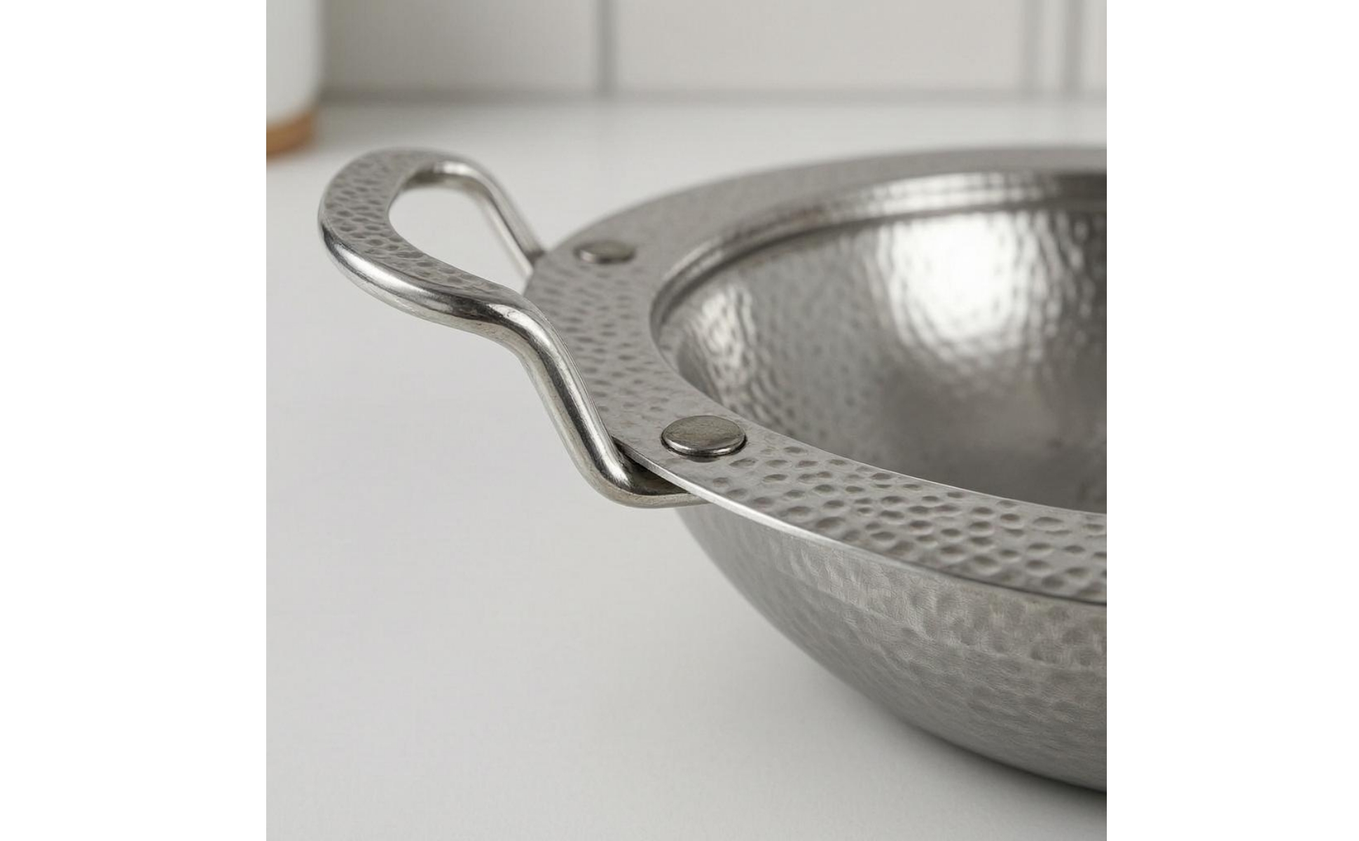 Round Stainless Steel Serving Pan One-Piece Construction for Cooking