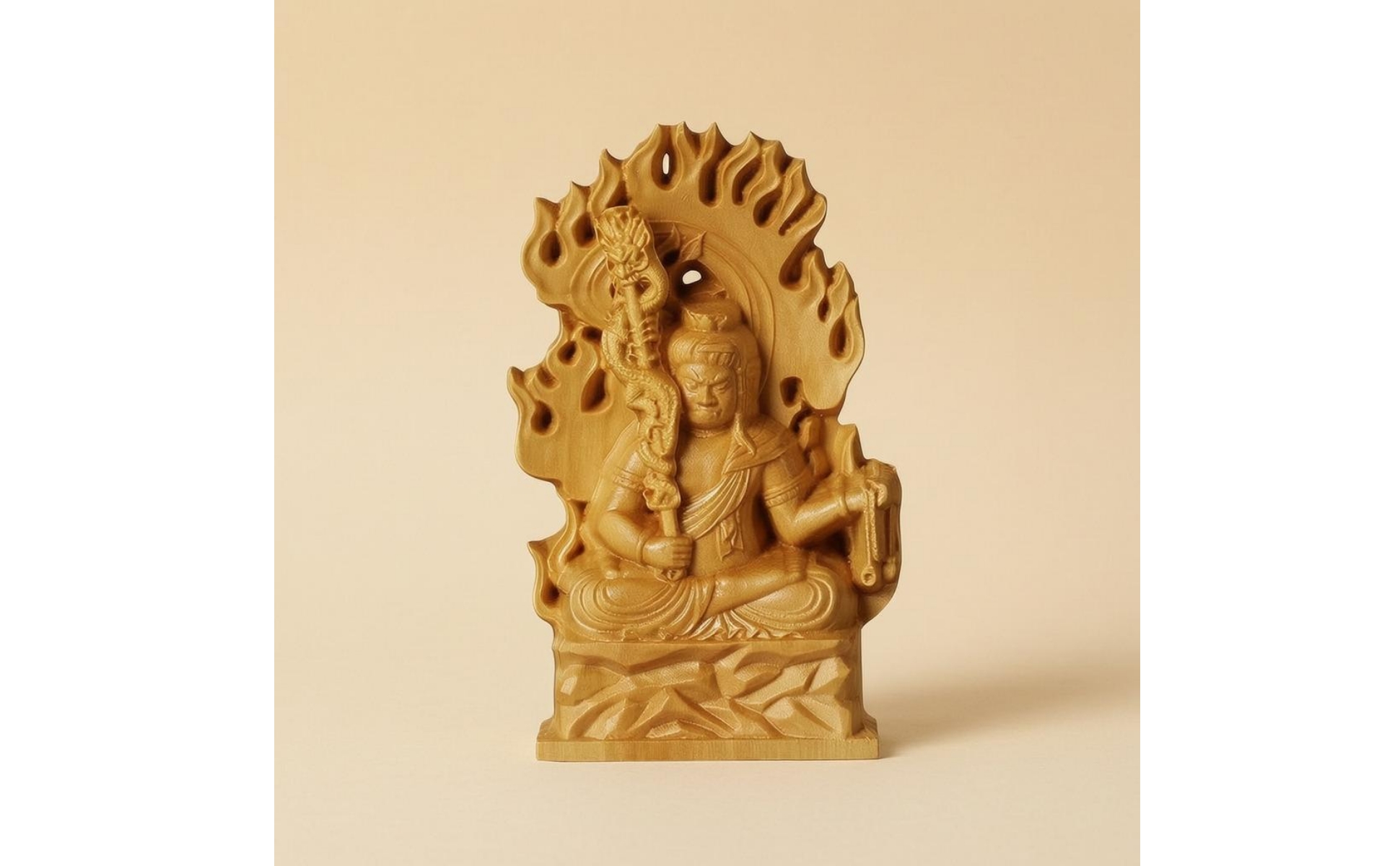 AcalaMyo-O-Figur Buchsbaumholz Holzskulptur mit Flammenkrone Freistehend