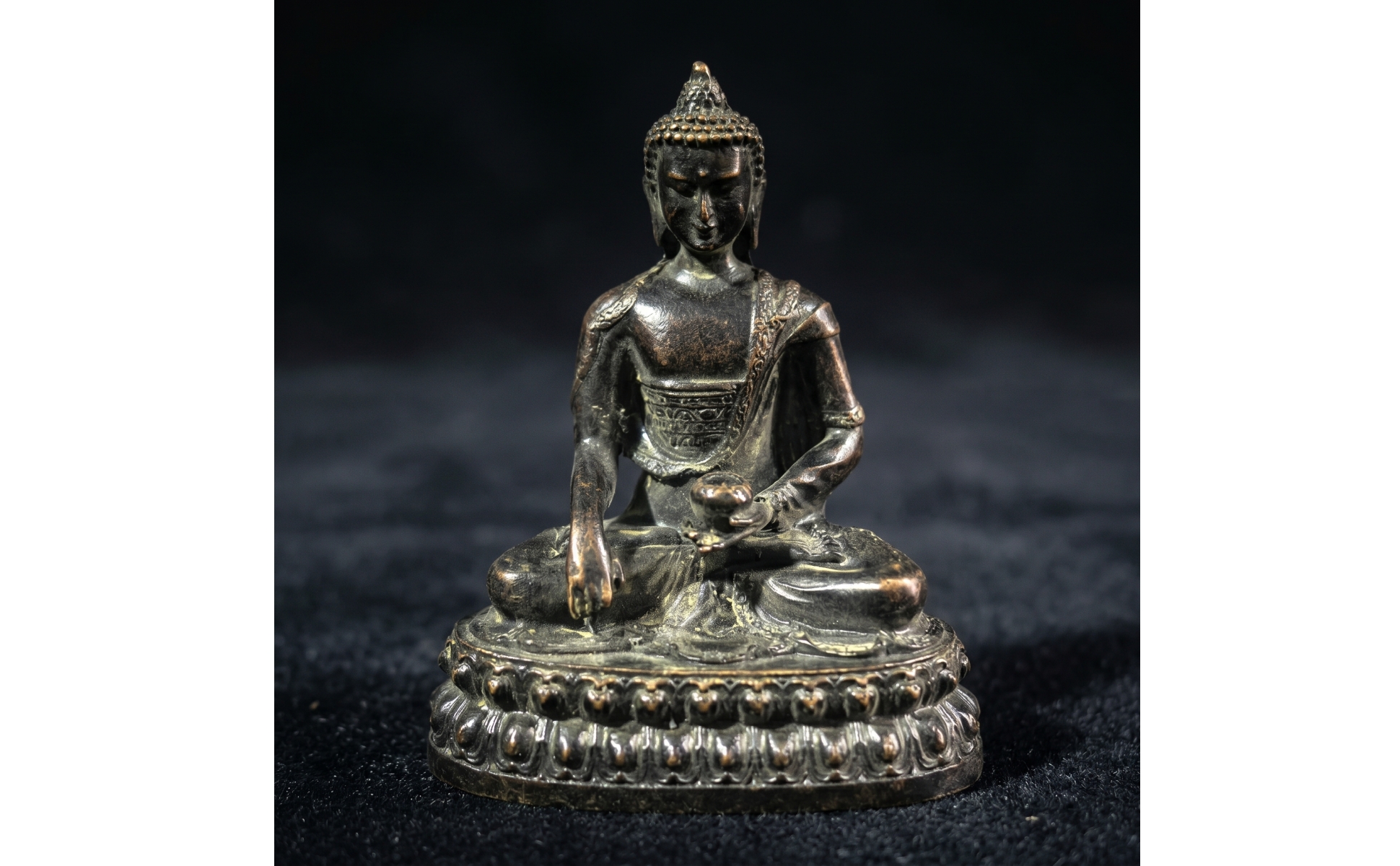 Buddha-Statue mit Relief-Sockel Antik meditierende Buddha-Statue bronzefarben
