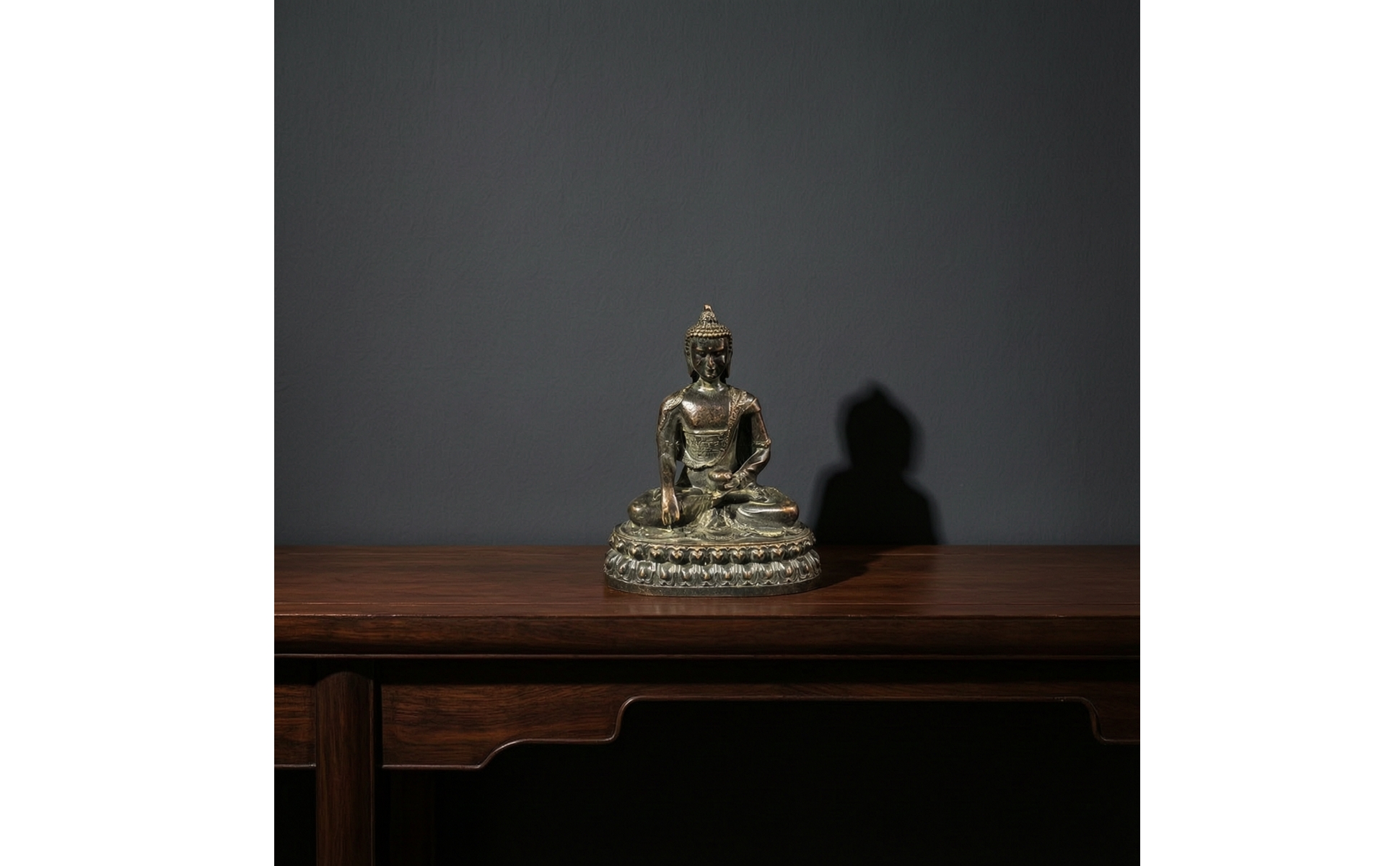 Buddha-Statue mit Relief-Sockel Antik meditierende Buddha-Statue bronzefarben