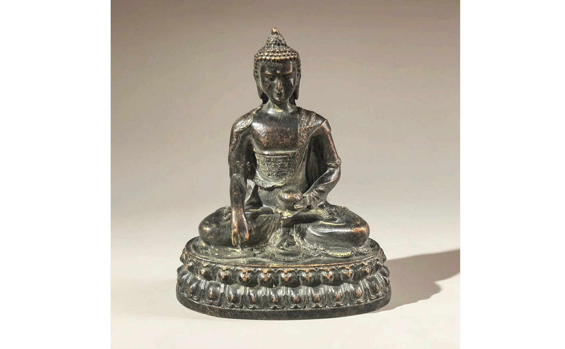Buddha-Statue mit Relief-Sockel Antik meditierende Buddha-Statue bronzefarben