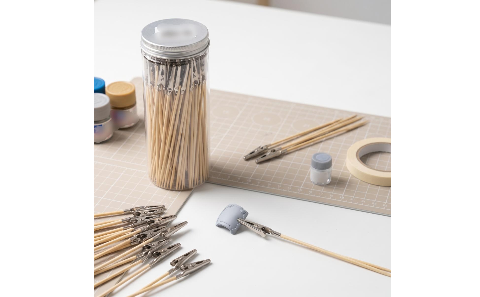 100 Pieces Alligator Clip Stick with Bamboo Handle Firm Model Painting Clip