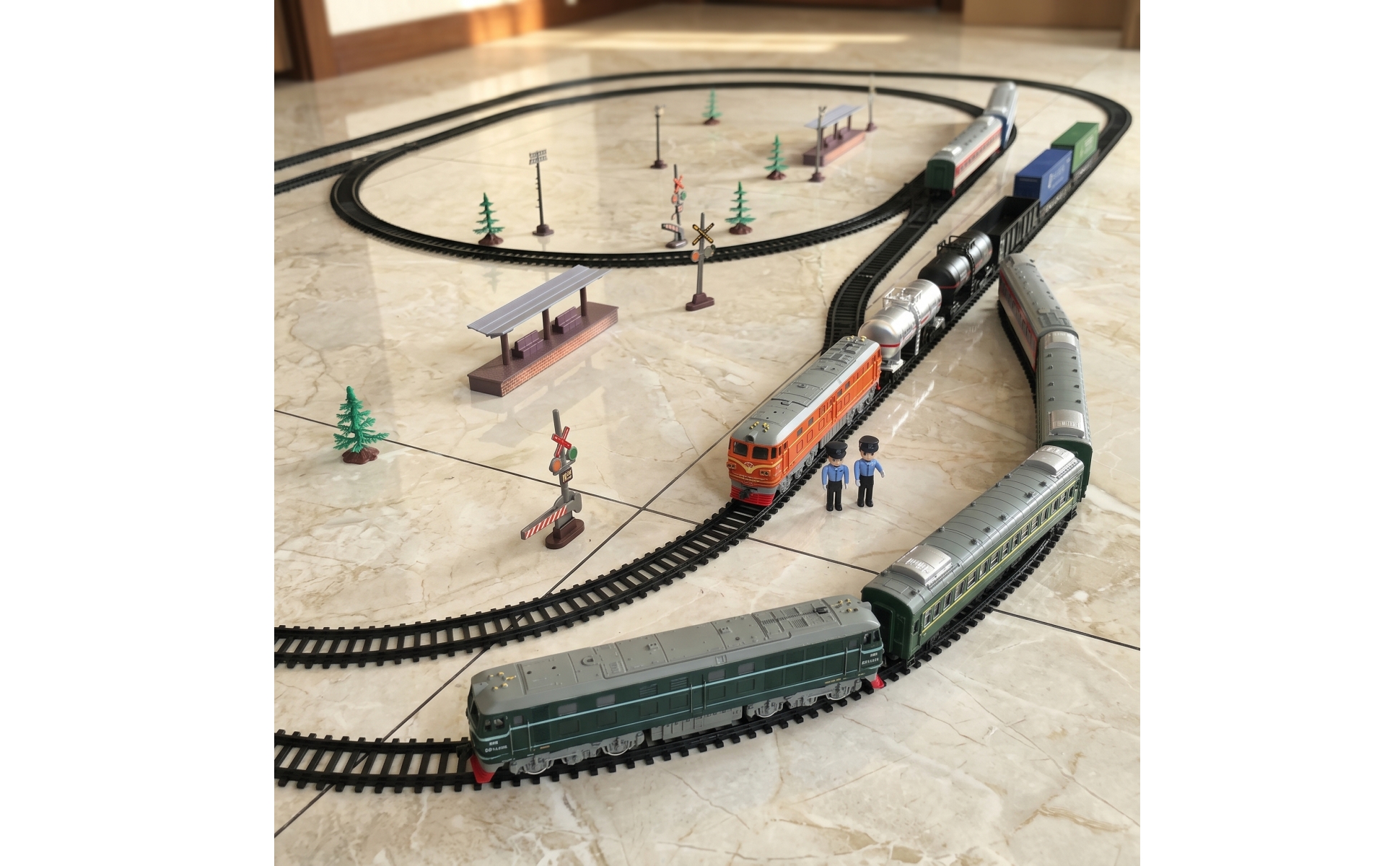 Set Trenino Elettrico Realistico Trenino con Binari in Miniatura per Bambini