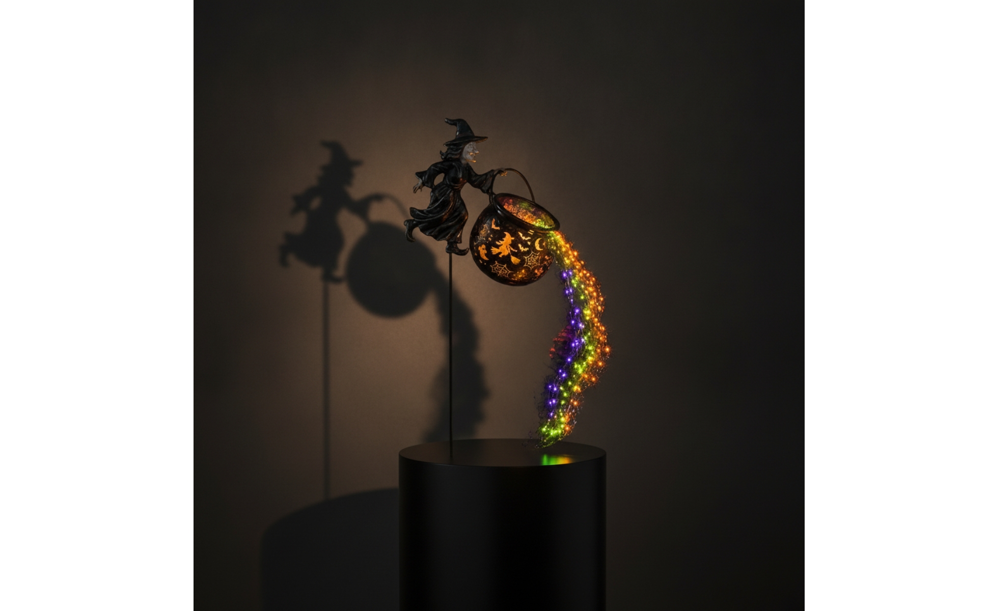 Hexenfigur mit Hexenkessel magisch Hexe mit Topf bunt leuchtend für Vorgarten