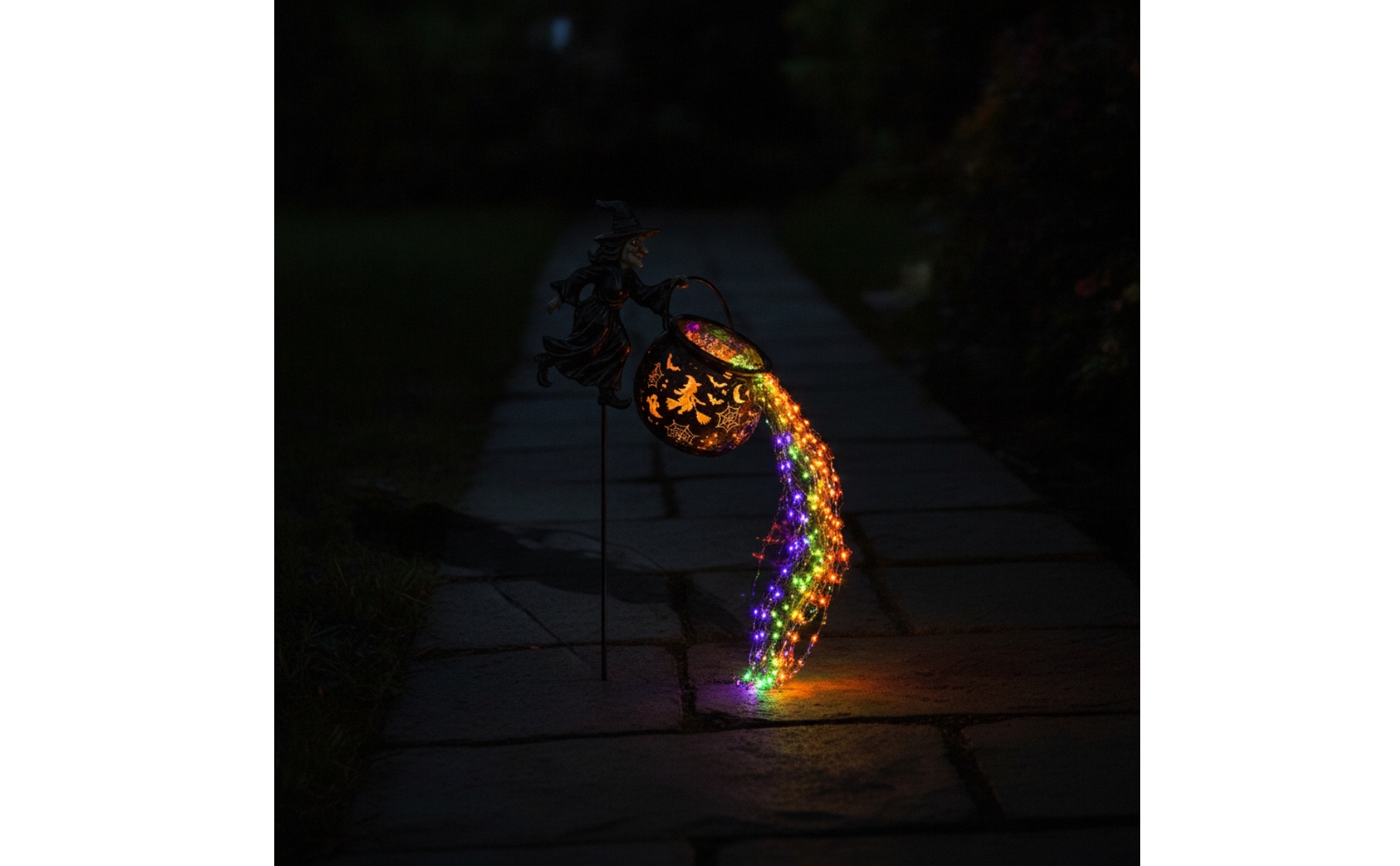 Hexenfigur mit Hexenkessel magisch Hexe mit Topf bunt leuchtend für Vorgarten