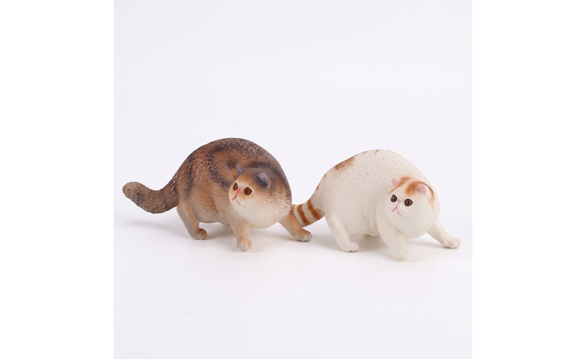 2 Pieces Cat Figurines Detailed Miniature Cat Figurines Hand-Painted