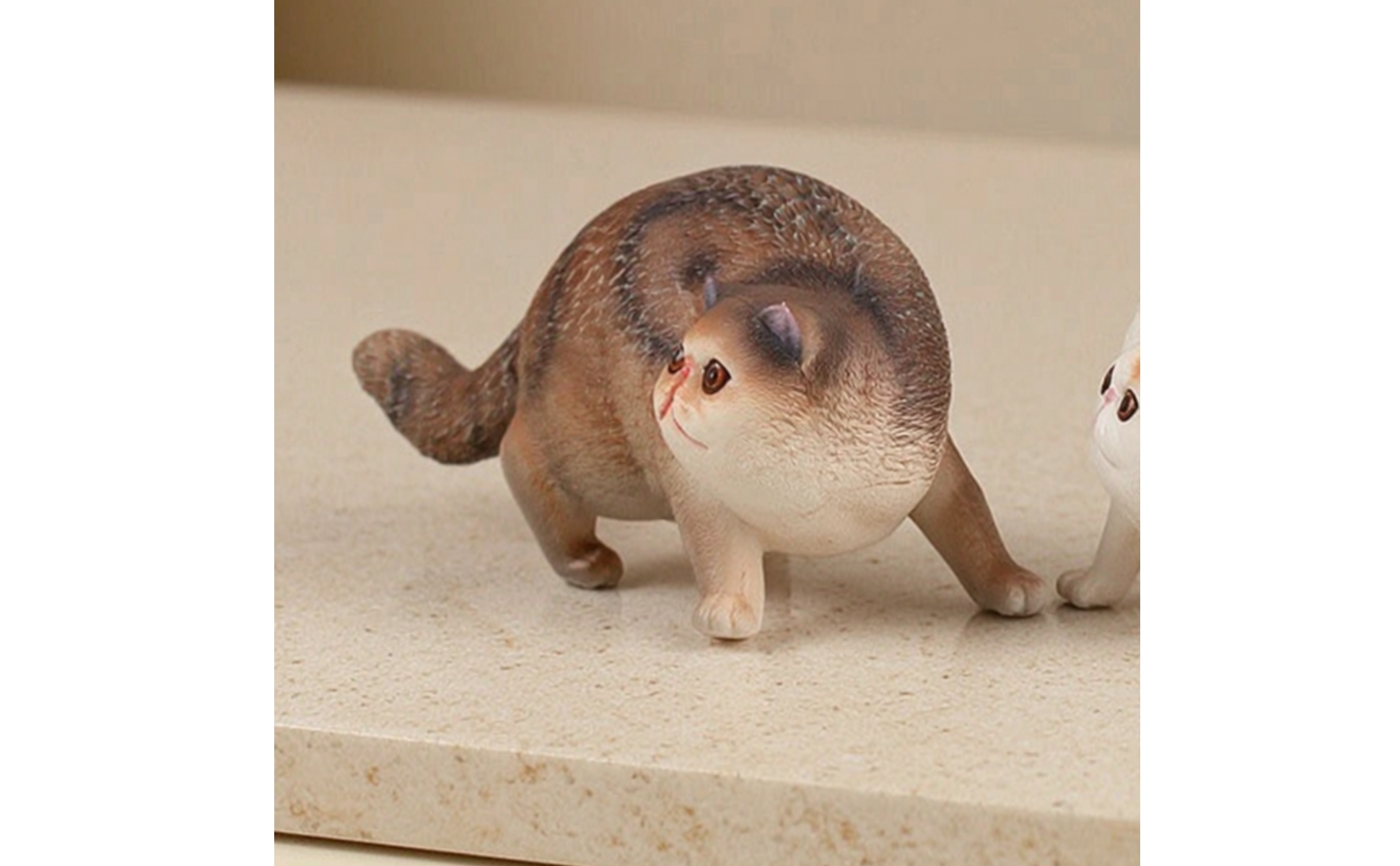 2 Pieces Cat Figurines Detailed Miniature Cat Figurines Hand-Painted