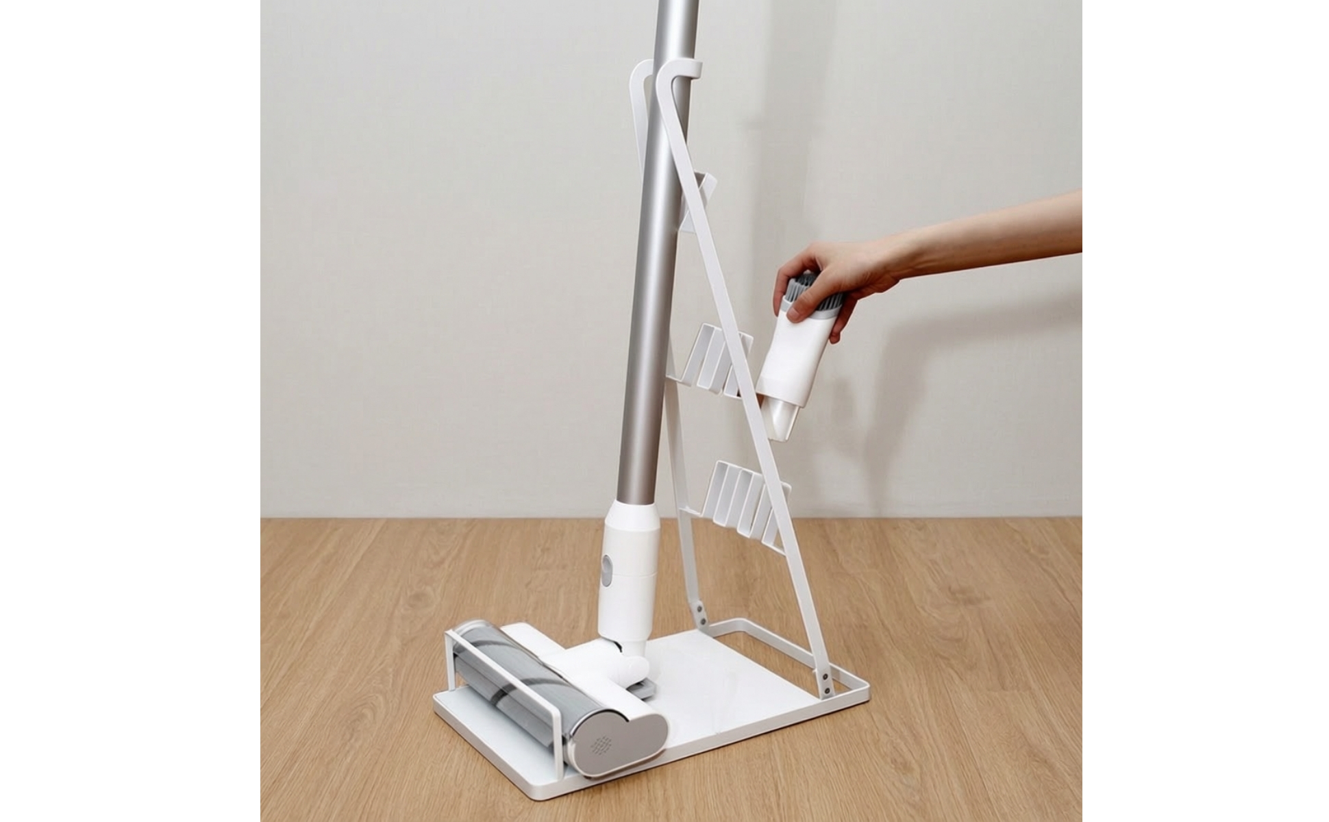 Cordless Vacuum Stand Freestanding Vacuum Stand with Accessory Slots for Closet