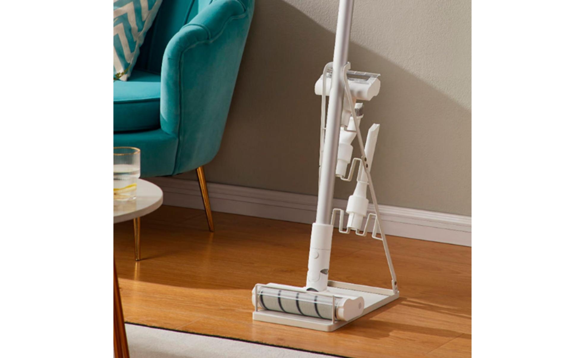 Cordless Vacuum Stand Freestanding Vacuum Stand with Accessory Slots for Closet
