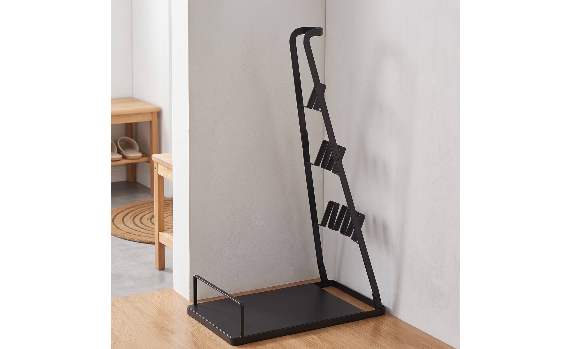 Cordless Vacuum Stand Freestanding Vacuum Stand with Accessory Slots for Closet