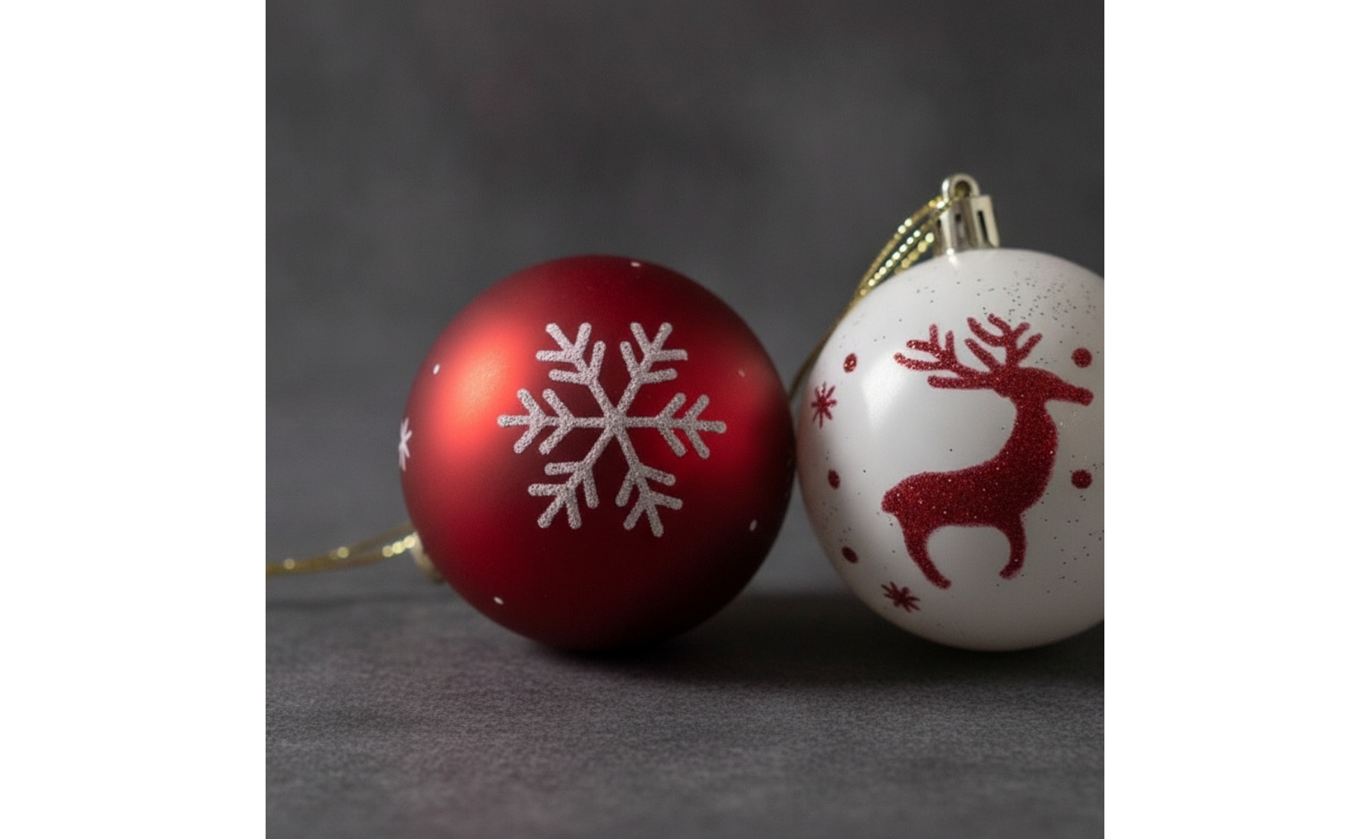 16 Pieces Spherical Plastic Christmas Ornament Glossy Glittered Christmas Bauble