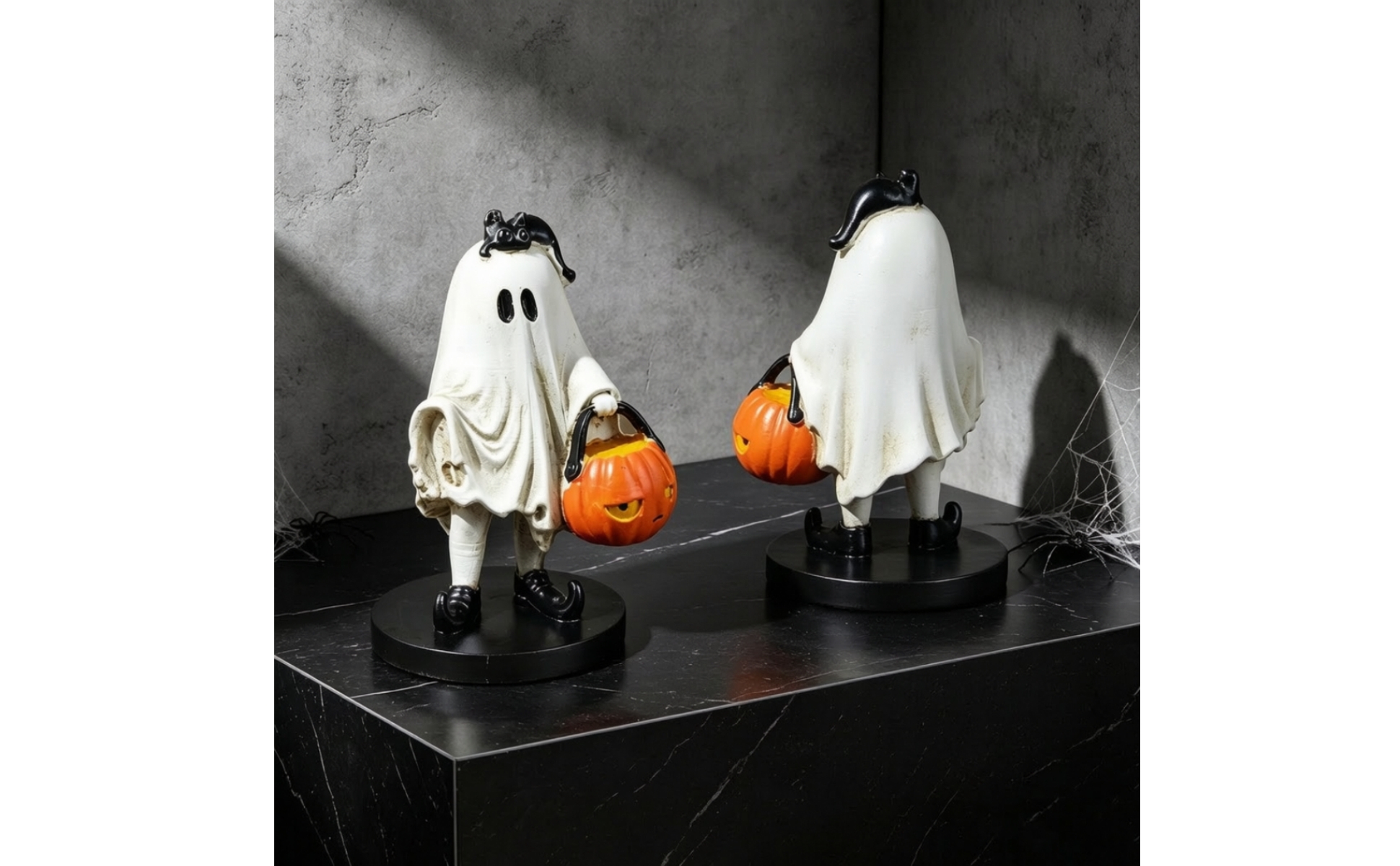 Halloween Figurine Freestanding Ghost Figurine with Pumpkin Basket Sculpted