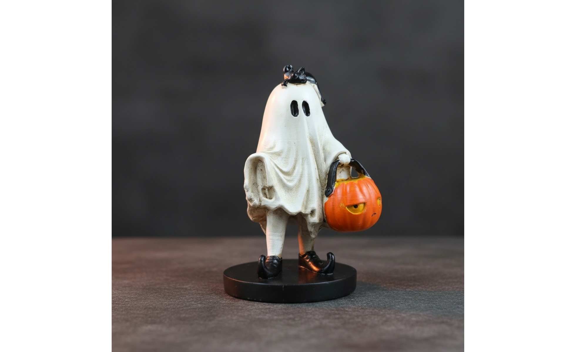 Halloween Figurine Freestanding Ghost Figurine with Pumpkin Basket Sculpted