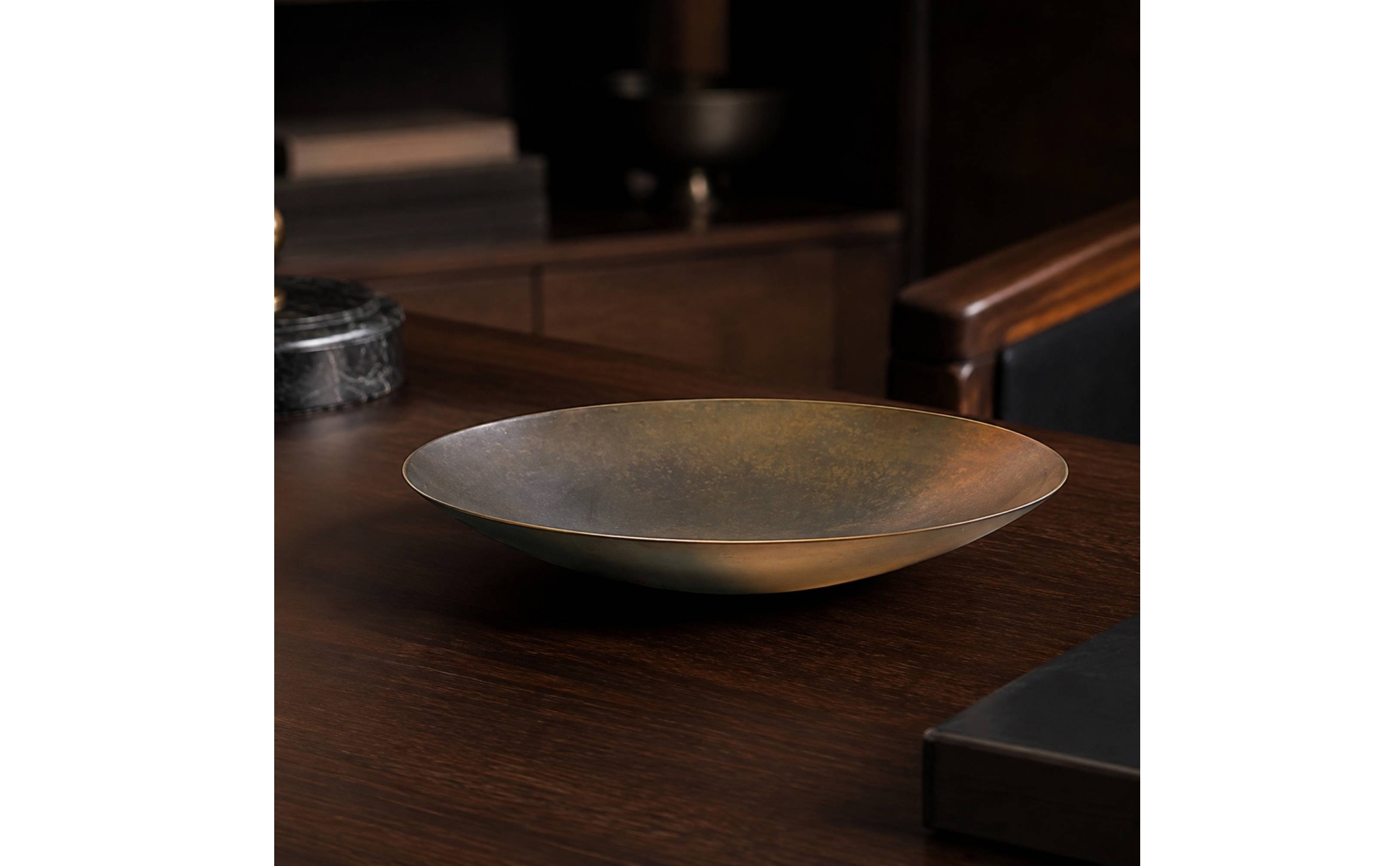 Oval Metal Fruit Tray for Entryway Console, Minimalist Interior Styling