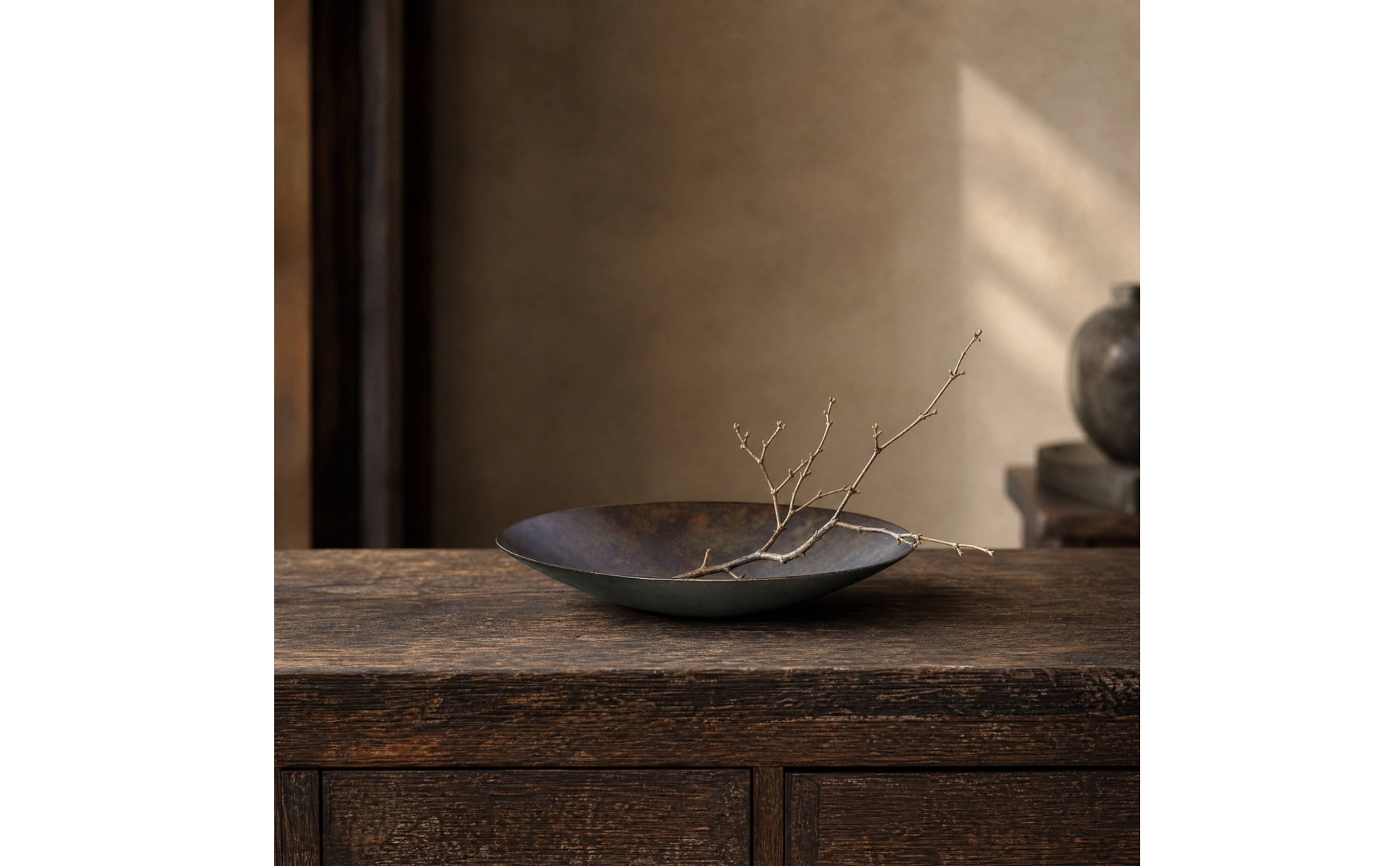 Oval Metal Fruit Tray for Entryway Console, Minimalist Interior Styling